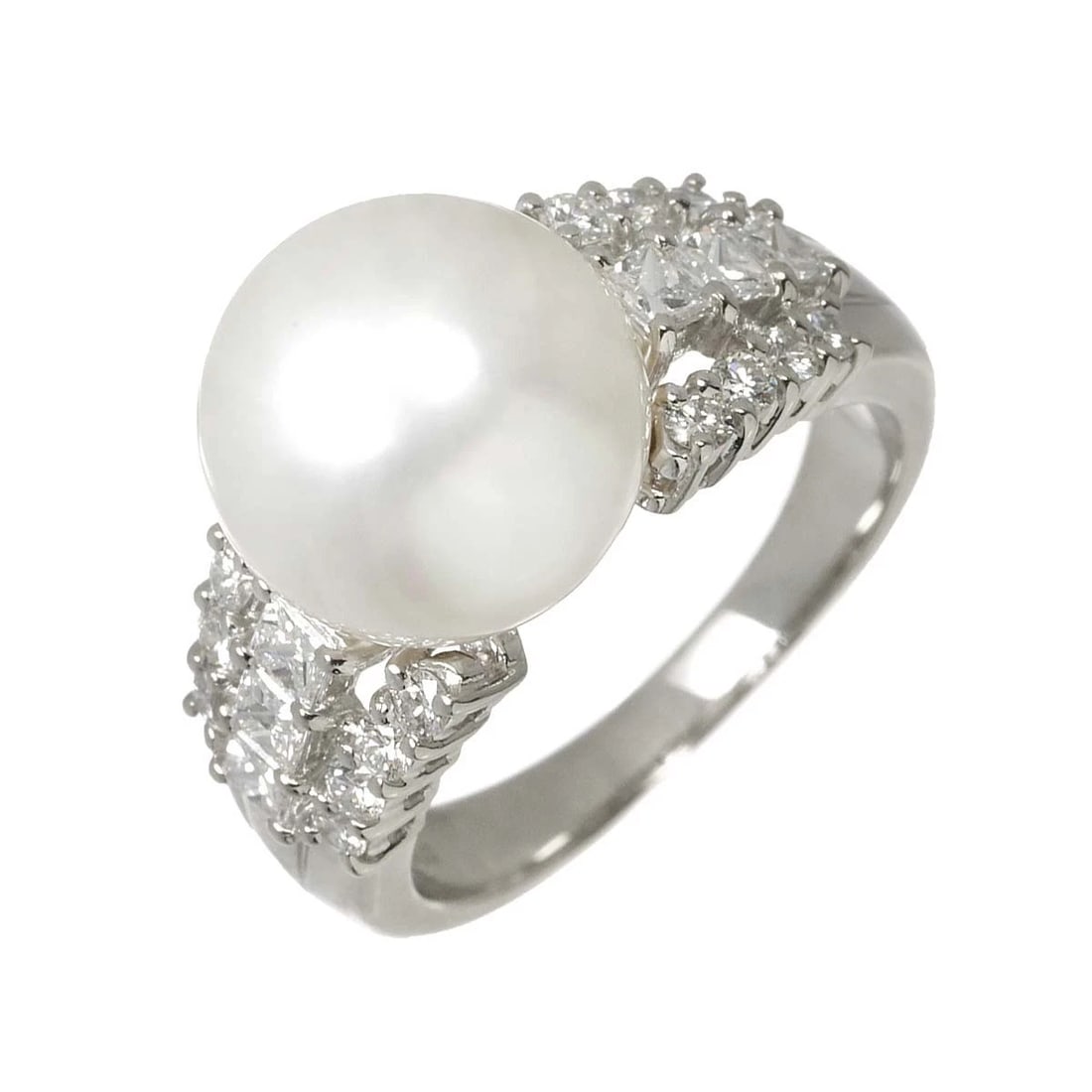 TASAKI SOUTH SEA PEARL DIAMOND RING PT: TASAKI South Sea pearl Diamond Ring Pt Brand: TASAKI Type/Style: Ring Material: Pt900, Color: Platinum Size: 6.25-6.5(US) Accessories: None Accessories Notice: When purchasing pre-owned go