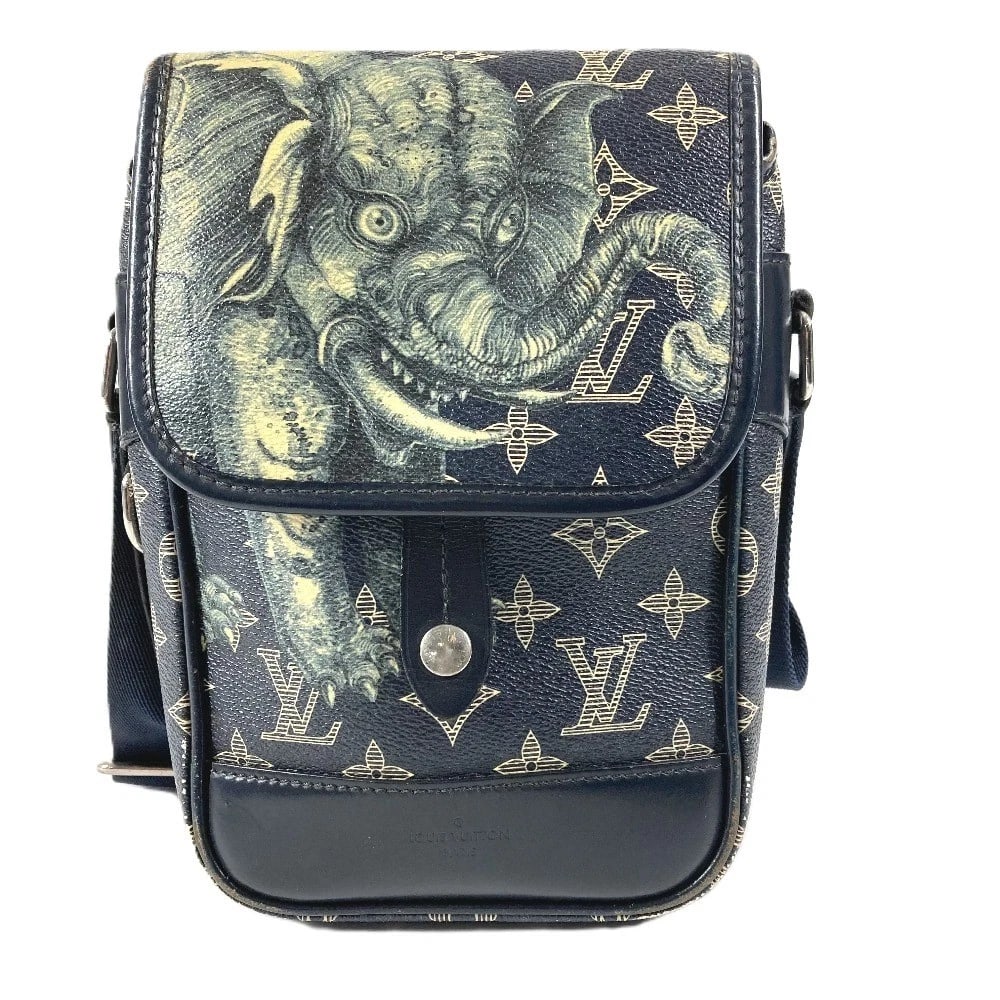 LOUIS VUITTON CHAPMANBROTHERS SAVANNAH POCHETTE SHOULDER BAG: LOUIS VUITTON ChapmanBrothers Savannah Pochette Shoulder Bag Brand: Louis Vuitton Type/Style: Shoulder Bag Material: Monogram Savannah Canvas Color: Navy Size: W5.5?H8.9?D2.8inch / W14cm?H22.5cm?D7cm 