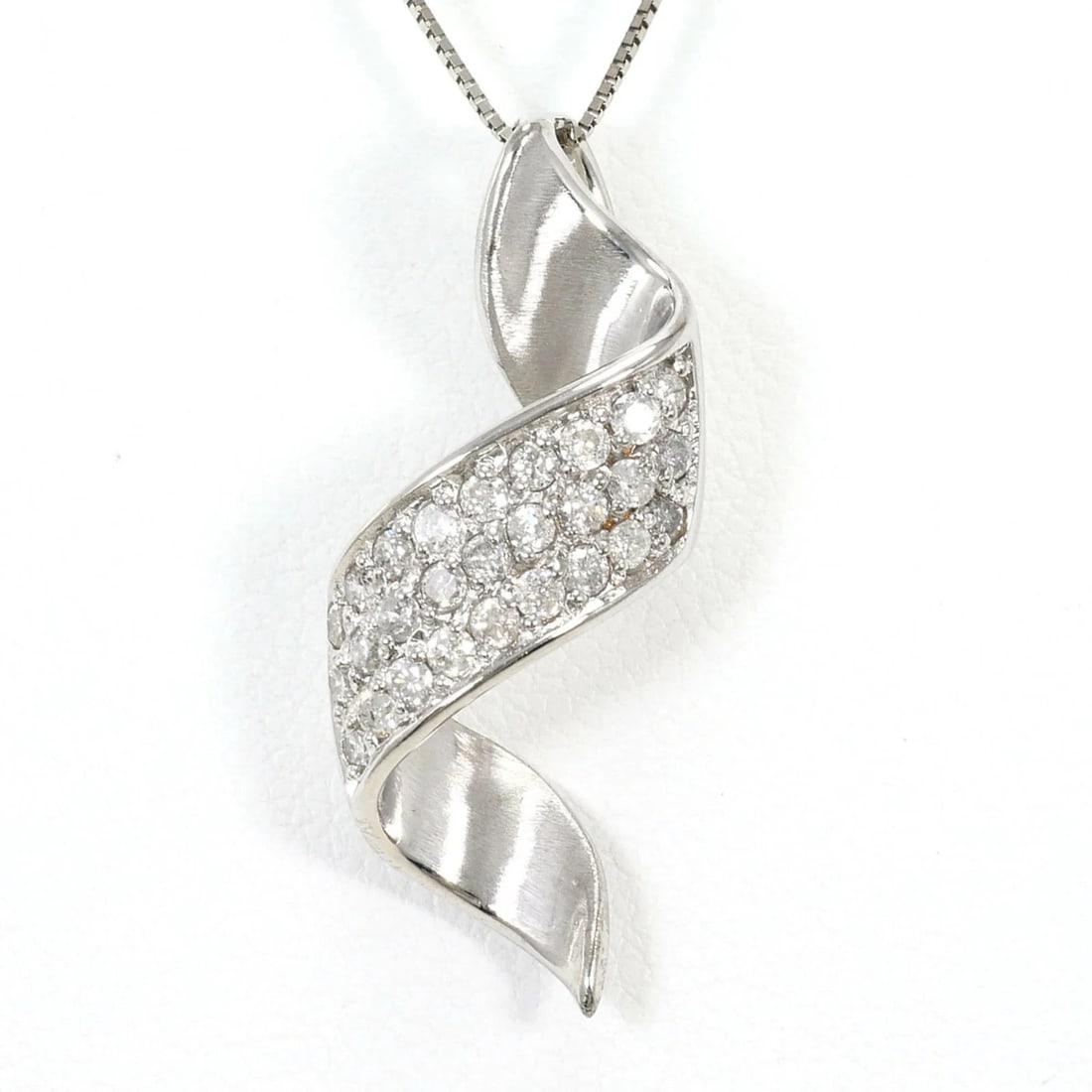 18K WHITE GOLD NECKLACE WITH DIAMOND: 18K White Gold Necklace with Diamond Brand: Unbranded Type/Style: Necklace Material: White gold (18K), Main Stone natural Color: WG Size: Neck Circumference 45 cm / 17.71''Pendant Size 27mm x 10mm /