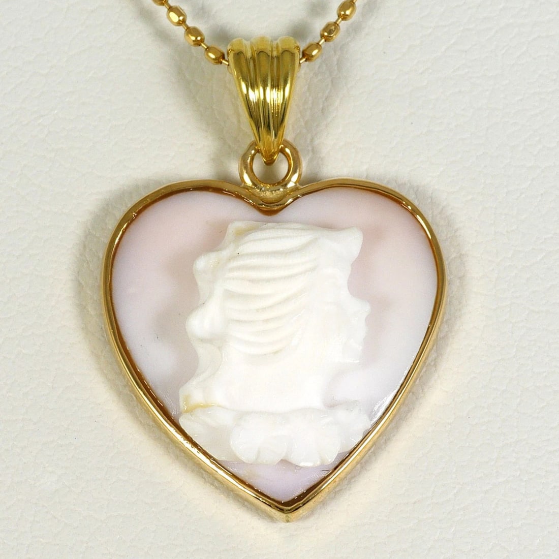 18K YELLOW GOLD NECKLACE WITH CAMEO: 18K Yellow Gold Necklace with Cameo Brand: Unbranded Type/Style: Necklace Material: Yellow gold (18K), Main Stone natural Color: YG Size: Neck Circumference 45 cm / 17.71''Pendant Size 23mm x 16mm / 0