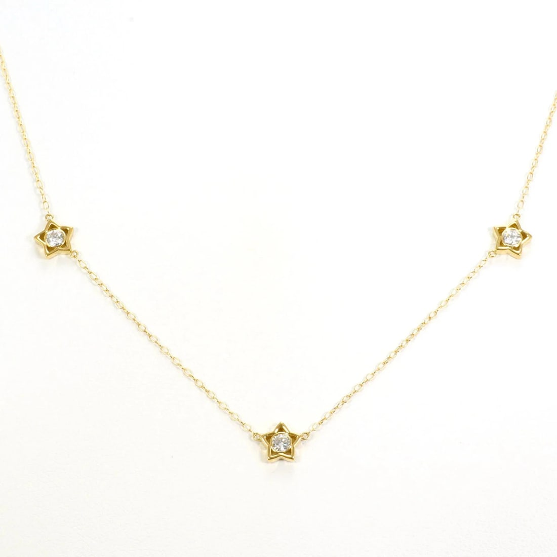 18K YELLOW GOLD NECKLACE WITH DIAMOND: 18K Yellow Gold Necklace with Diamond Brand: Unbranded Type/Style: Necklace Material: Yellow gold (18K), Main Stone natural Color: YG Size: Neck Circumference 47 cm / 18.5''Pendant Size 6mm x 6mm /