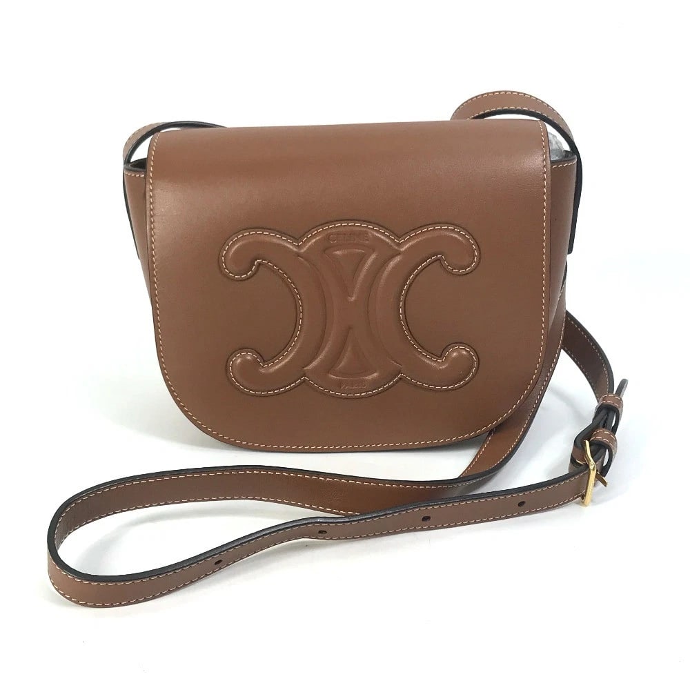 CELINE CROSSBODY POCHETTE FOLCO CUIR TRIOMPHE BAG SHOULDER BAG: CELINE Crossbody Pochette Folco Cuir Triomphe Bag Shoulder Bag Brand: CELINE Type/Style: Shoulder Bag Material: Leather Color: Leather Size: W6.9?H5.9?D2.6inch / W17.5cm?H15cm?D6.5cm Accessories: