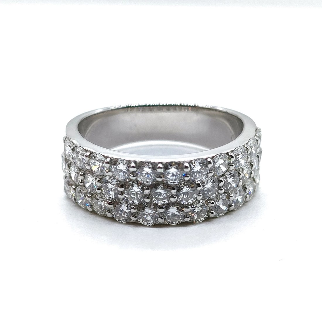 HARRY WINSTONE RING NATURAL DIAMOND (1 of 2)