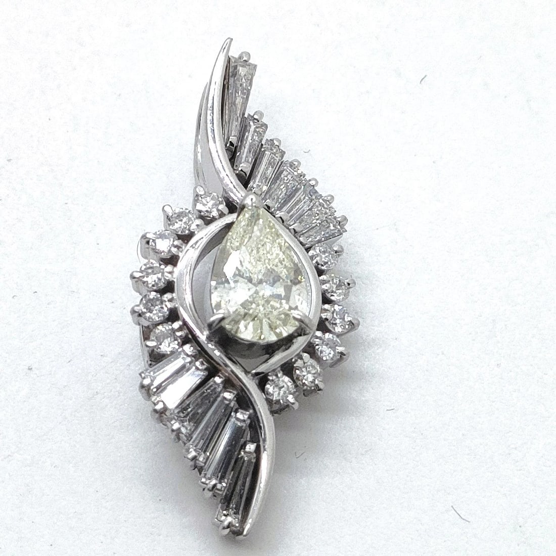 Jewelry Pendant Head Natural Diamond: Jewelry Pendant Head Natural Diamond Brand: Tiffany and Co. Type/Style: Pendant Head Material: Platinum, Main Stone Natural Color: Platinum Size: Pendant Size : 2.71X1.15 cm / 1.06X0.45 inch Acces