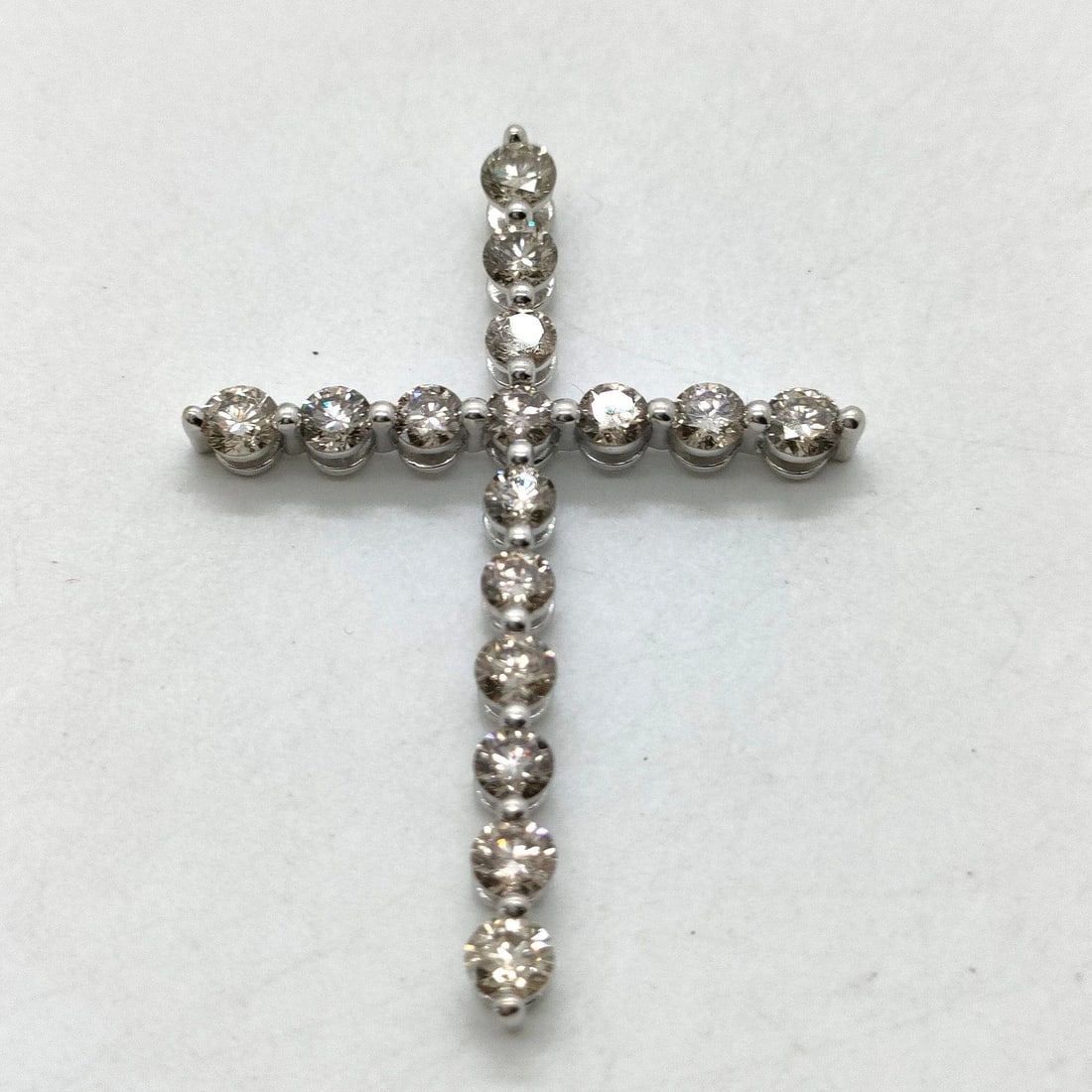 TIFFANY AND CO. RING NATURAL DIAMOND PLATINUM: Tiffany and Co. Ring Natural Diamond Platinum Brand: Tiffany and Co. Type/Style: Pendant head Material: White gold, Main Stone Natural Color: White gold Size: Pendant Size : 4.24X3.02 cm / 1.66X1.18 i
