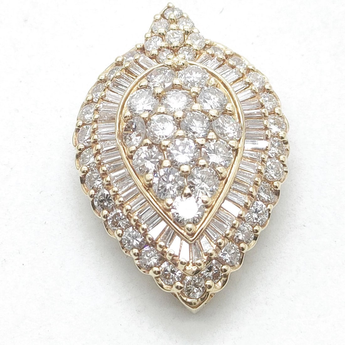 TIFFANY AND CO. NECKLACE VICTORIA NATURAL DIAMOND PLATINUM: Tiffany and Co. Necklace Victoria Natural Diamond Platinum Brand: Tiffany and Co. Type/Style: Pendant head Material: Gold, Main Stone Natural Color: Yellow Gold Size: Pendant Size : 2.68X1.78 cm /