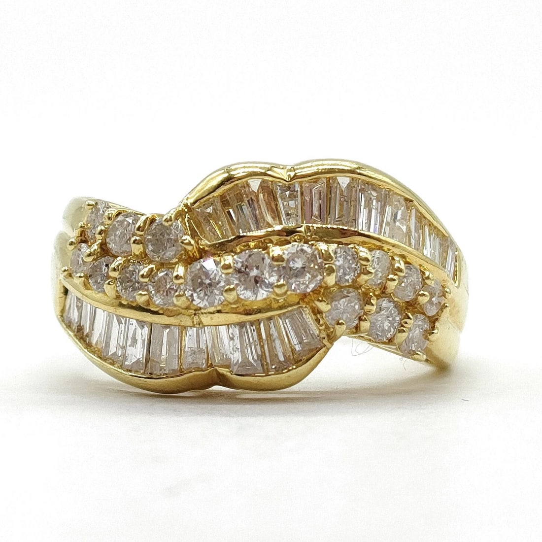 CHOPARD RING ICE CUBE WHITE GOLD: Chopard Ring Ice cube White Gold Brand: Chopard Type/Style: Ring Material: White gold, Main Stone Natural Color: White gold Size: US 5 3/4 Accessories: None Accessories Notice: When purcha