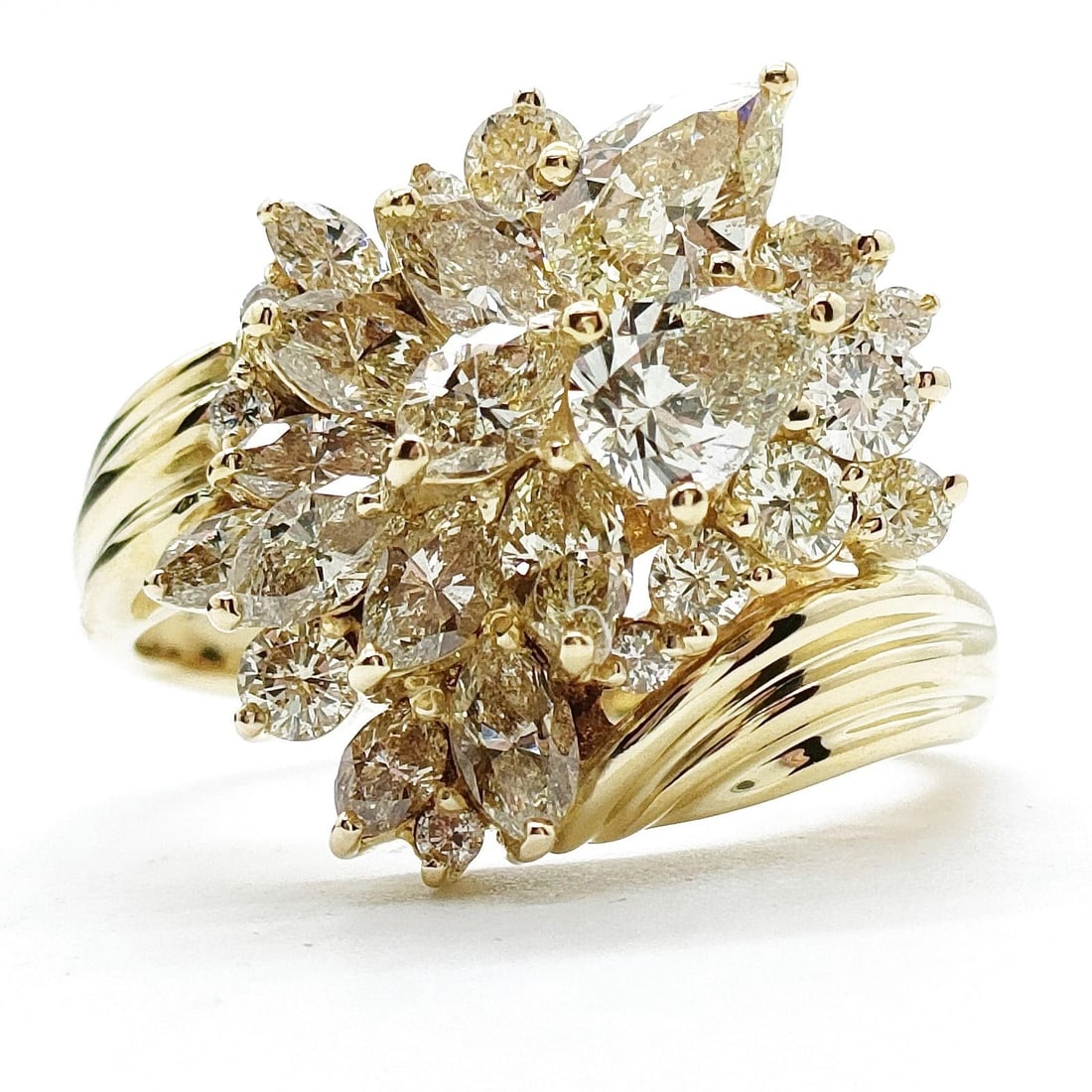 GUCCI RING DIAMANTISSIMA GOLD YELLOW GOLD: Gucci Ring Diamantissima Gold Yellow Gold Brand: Gucci Type/Style: Ring Material: Gold, Main Stone Natural Color: Yellow Gold Size: US 7 1/2 Accessories: None Accessories Notice: When purc