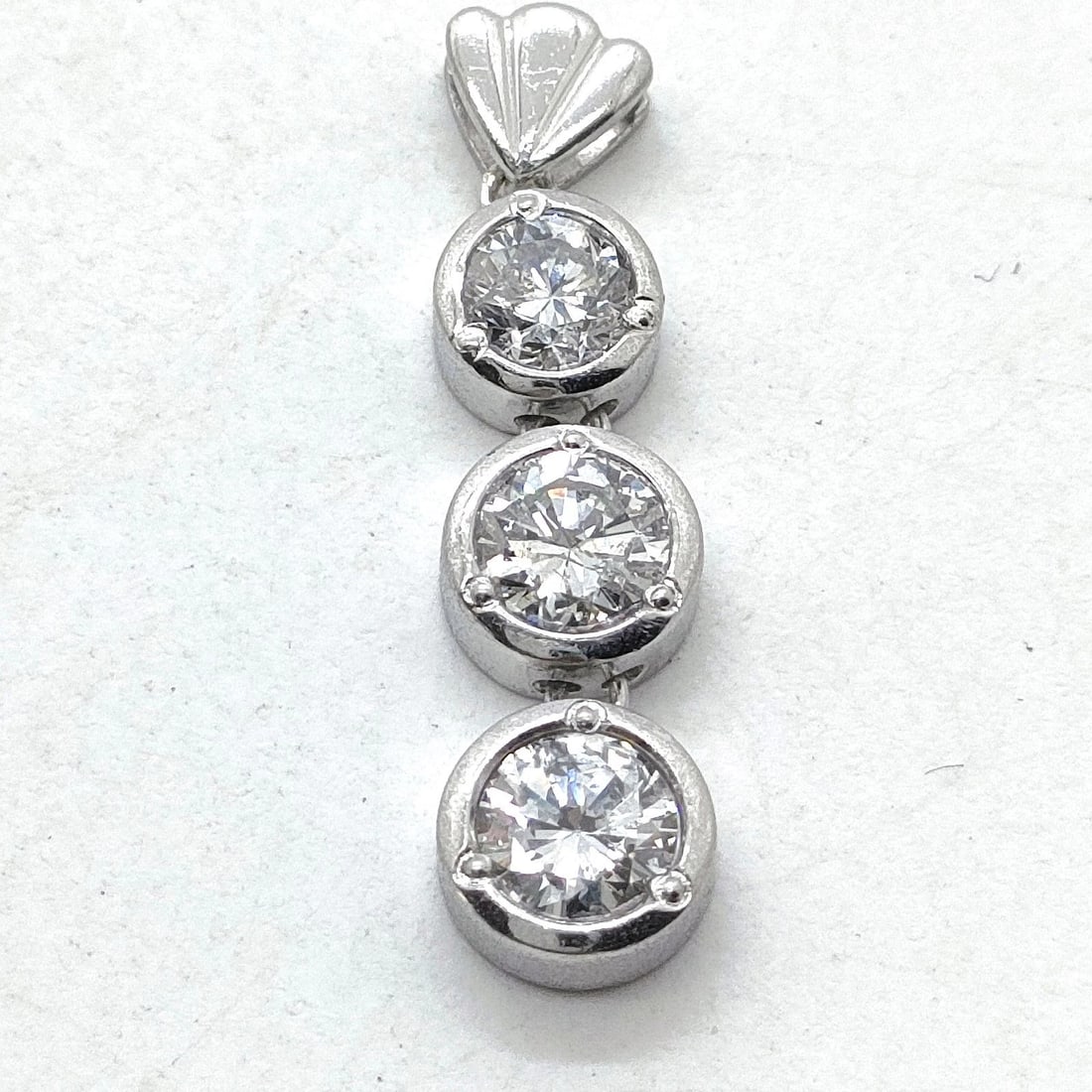 Jewelry Pendant Head Natural Diamond: Jewelry Pendant Head Natural Diamond Brand:Unbranded Type/Style: Pendant head Material: Platinum, Main Stone Natural Color: Platinum Size: Pendant Size : 2.41X0.65 cm / 0.94X0.25 inch Accessori