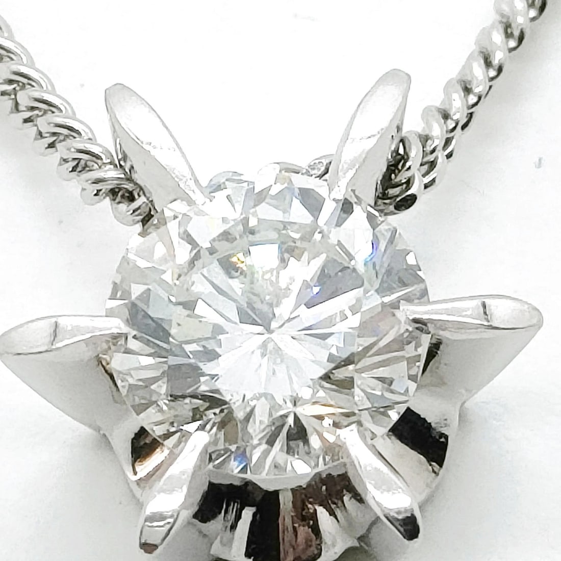 JEWELRY LOOSE DIAMOND NATURAL DIAMOND: Jewelry Loose Diamond Natural Diamond Brand: Unbranded Type/Style: Necklace Material: Platinum, Main Stone Natural Color: Platinum Size: Pendant Size : 1.17X1.07 cm / 0.46X0.42 inch Chain Size : 39