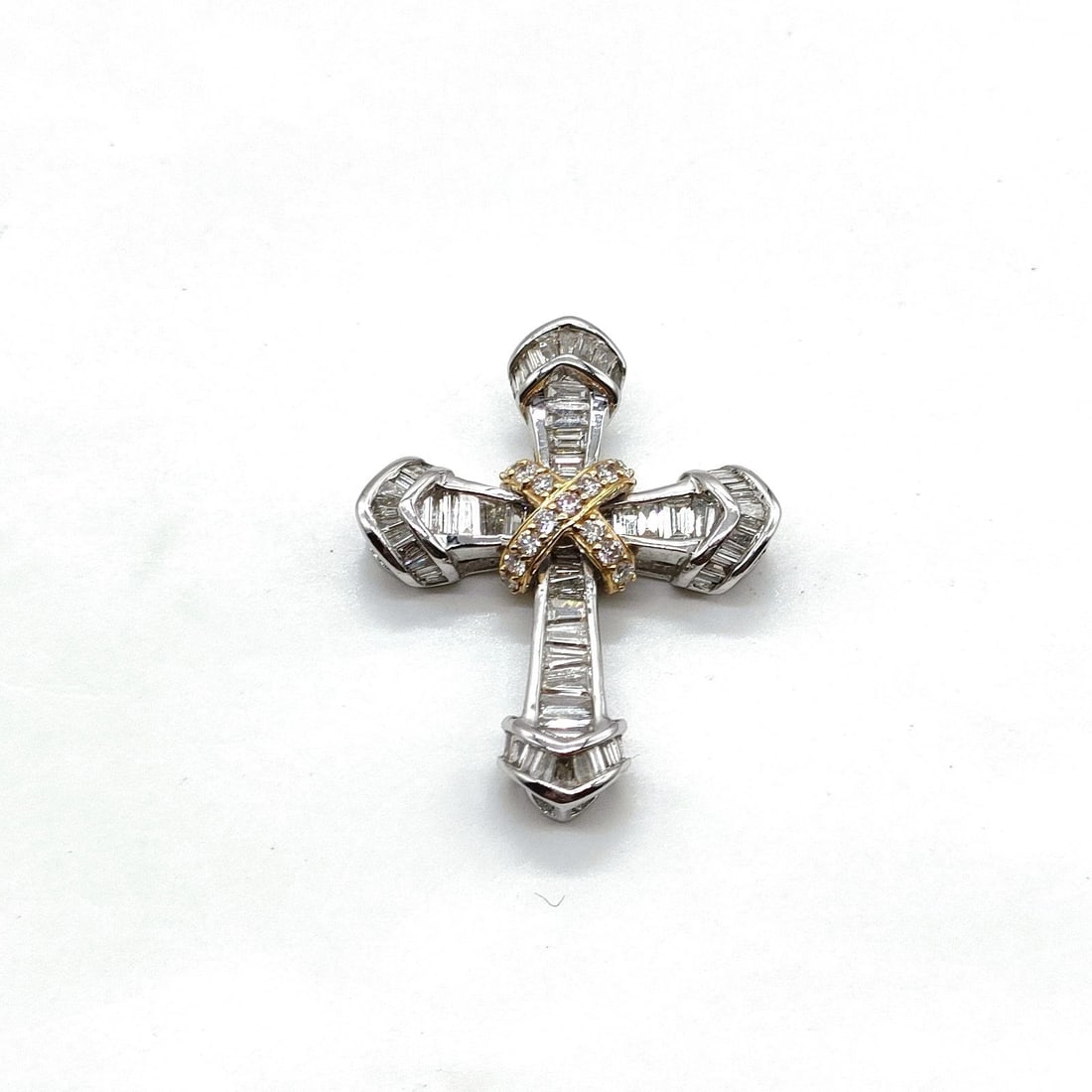 CELINE NECKLACE GOLD: Celine Necklace Gold Brand: Unbranded Type/Style: Pendant Head Material: White Gold, Main Stone Natural Color: White Gold Size: Pendant Size : 2.6X2.1 cm / 1.02X0.82 inch Accessories: None