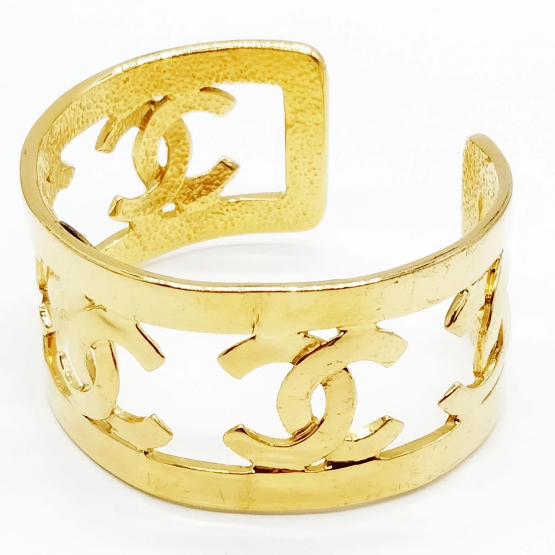 CHANEL BANGLE GOLD: Chanel Bangle Gold Brand: Unbranded Type/Style: Bangle Material: Metal, Main Stone Natural Color: Gold Size: Length : 14 cm (approx) Accessories: None Accessories Notice: When purchasing p