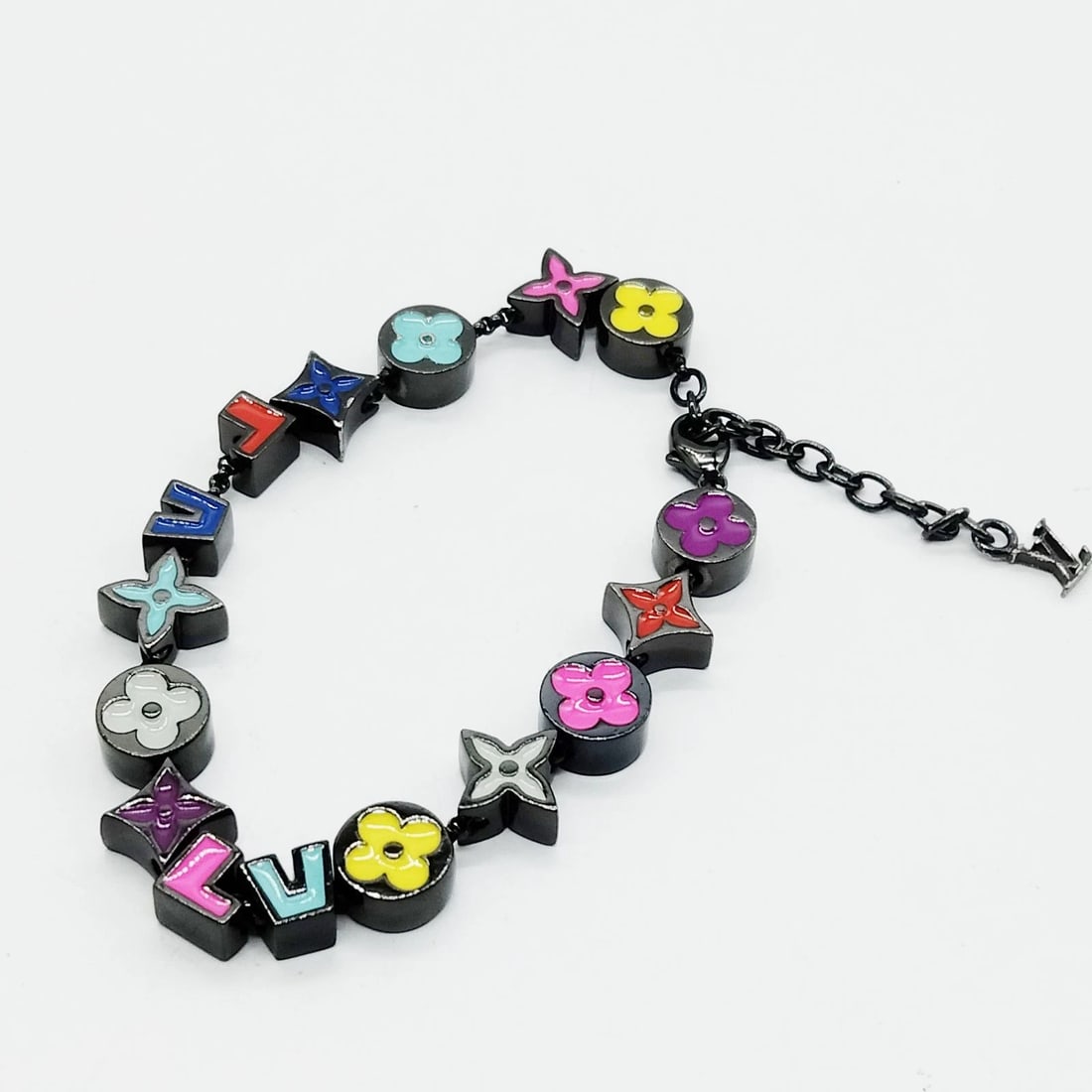 LOUIS VUITTON BRACELET GRAYS: Louis Vuitton Bracelet Grays Brand: Louis Vuitton Type/Style: Bracelet Material: Metal, Color: Grays Size: Length : 24 cm (approx) Accessories: None Accessories Notice: When purchasing pre