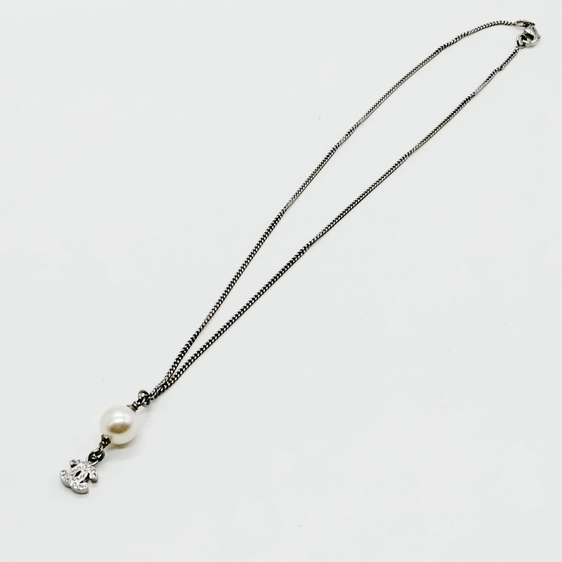 CHANEL PENDANT NECKLACE SILVER WHITES: Chanel Pendant Necklace Silver Whites Brand: Chanel Type/Style: Pendant Necklace Material: Metal, Color: Silver Size: Length : 42 cm (approx) Accessories: None Accessories Notice: When pur