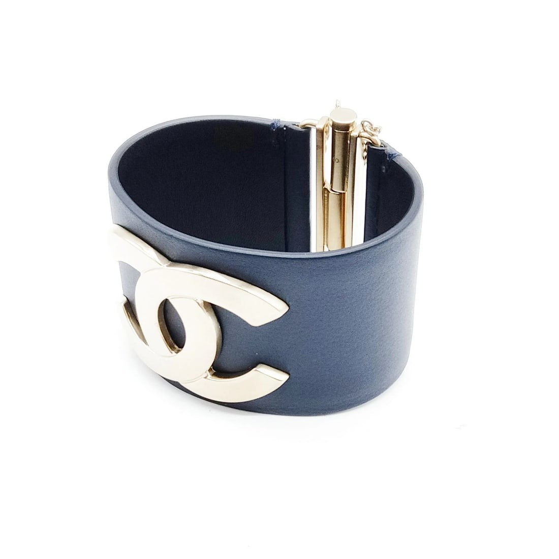 CHANEL BRACELET NAVY BLUE GOLD: Chanel Bracelet Navy Blue Gold Brand: Chanel Type/Style: Bracelet Material: leather, Color: Navy Blue Size: Length : 17 cm (approx) Accessories: None Accessories Notice: When purchasing pr