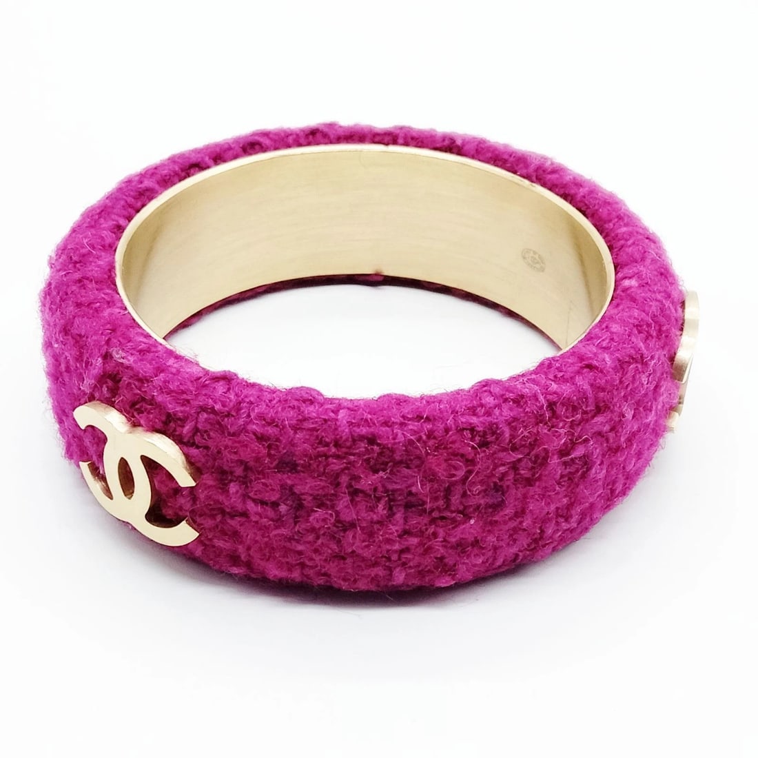 CHANEL BANGLE PURPLE: Chanel Bangle Purple Brand: Chanel Type/Style: Bangle Material: Metal, Color: Purple Size: Length : 20 cm (approx) Accessories: None Accessories Notice: When purchasing pre-owned goods, pl