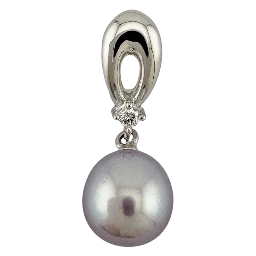 TASAKI PENDANT TOP K18 WHITE GOLD PEARL: TASAKI Pendant top K18 white gold Pearl Brand: TASAKI Type/Style: Pendant top Material: K18 white gold Color: Silver Size: (CM) Top:W7.0mm x H20.0mm Clasp:W2.5mm x H5.5mm Accessories: None