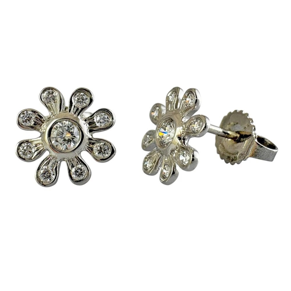 TIFFANY&CO. EARRING PT950PLATINUM DIAMOND FLOUR USED: TIFFANY&Co. earring Pt950Platinum diamond flour used Brand: Tiffany&co. Type/Style: earring Material: Pt950Platinum Main Stone Natural Color: Silver Size: CM) 9.0mm x 9.0mm(*mm) Accessories: None