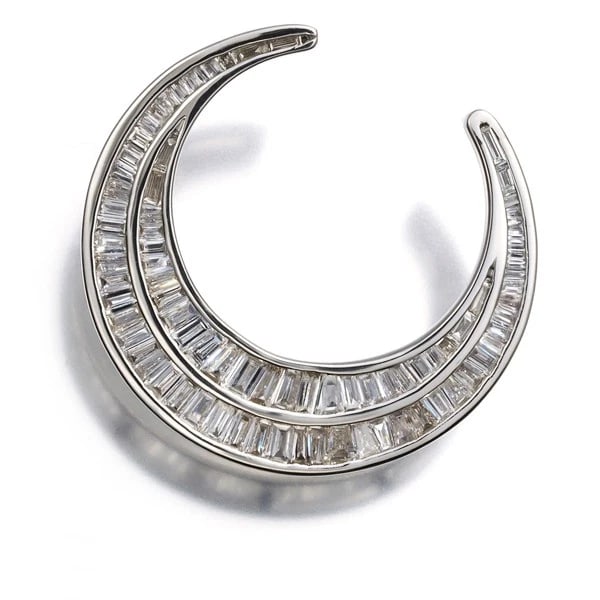 DIAMOND MOON TAPERED-CUTBAGUETTE-CUT PENDANT 18K 750 WHITE GOLD: Diamond Moon Tapered-cutBaguette-cut Pendant 18K 750 White Gold Brand: Unbranded Type/Style: Pendant Material: 18K 750 White Gold Main Stone Natural Color: White Gold Size: Design size: 22.7 x 22.5mm 