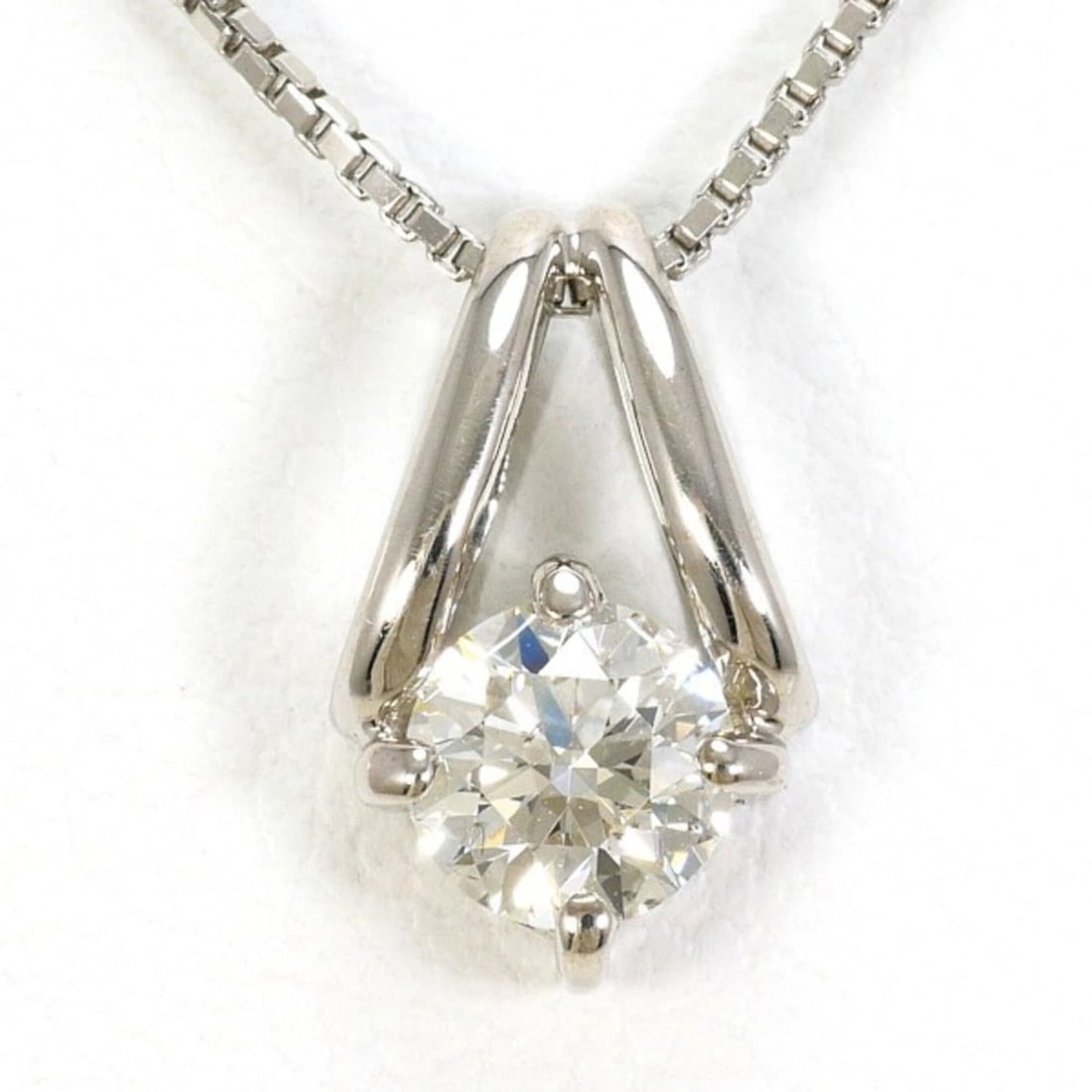 18K WHITE GOLD NECKLACE: 18K white gold necklace Brand: Unbranded Type/Style: Necklace Material: White gold (18K) Color: White gold Size: Neck Circumference 45 cm / 17.71'' Pendant Size 10mm x 7mm / 0.39'' x 0.27''