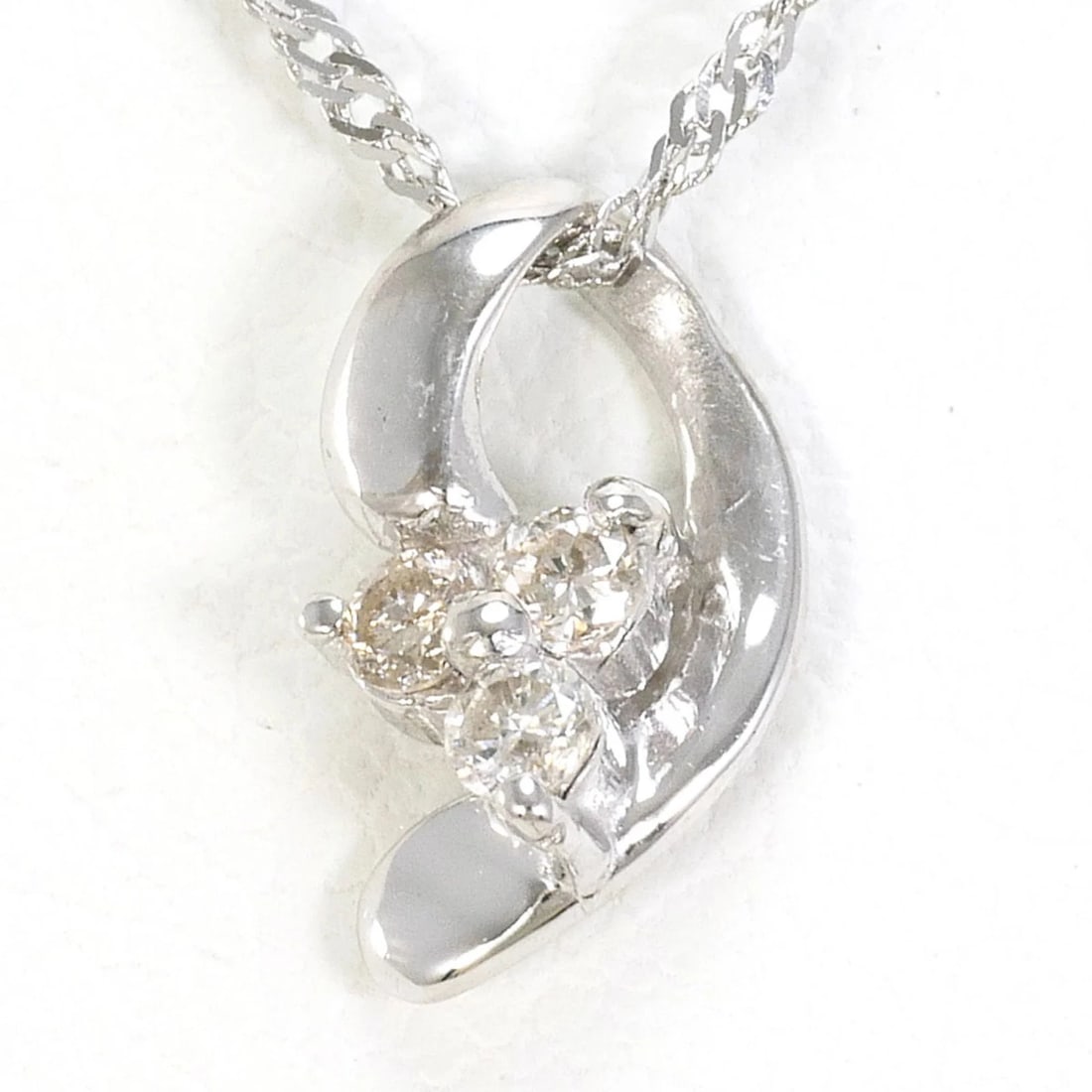 18K WHITE GOLD NECKLACE: 18K white gold necklace Brand: Unbranded Type/Style: Necklace Material: White gold (18K) Color: White Gold Size: Neck Circumference 39 cm / 15.35'' Pendant Size 9mm x 6mm / 0.35'' x 0.23''
