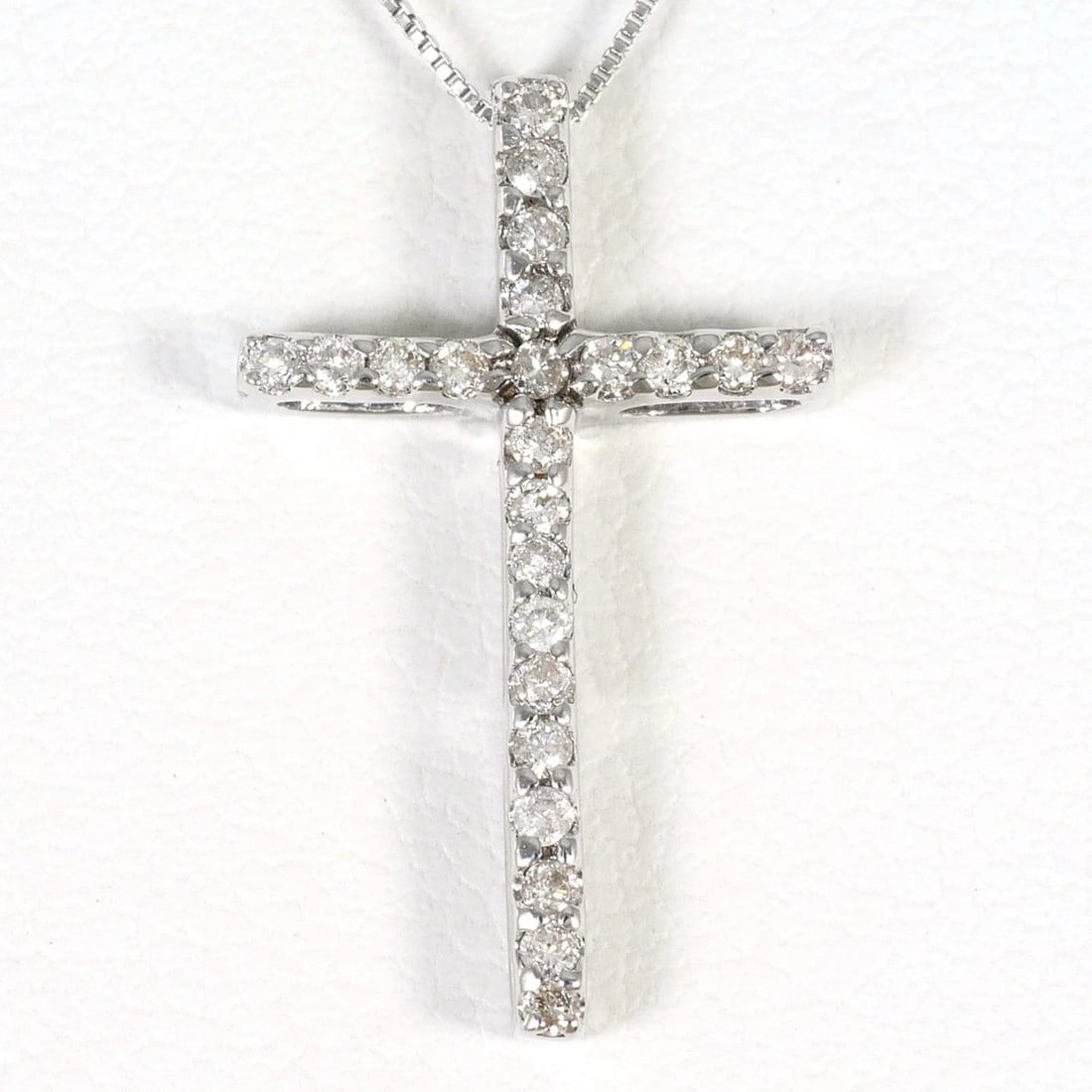 18K WHITE GOLD NECKLACE: 18K white gold necklace Brand: Unbranded Type/Style: Necklace Material: White gold (18K) Color: White gold Size: 19mm x 12mm / 0.74'' x 0.47'' Accessories: None Accessories Notice: When purchasing