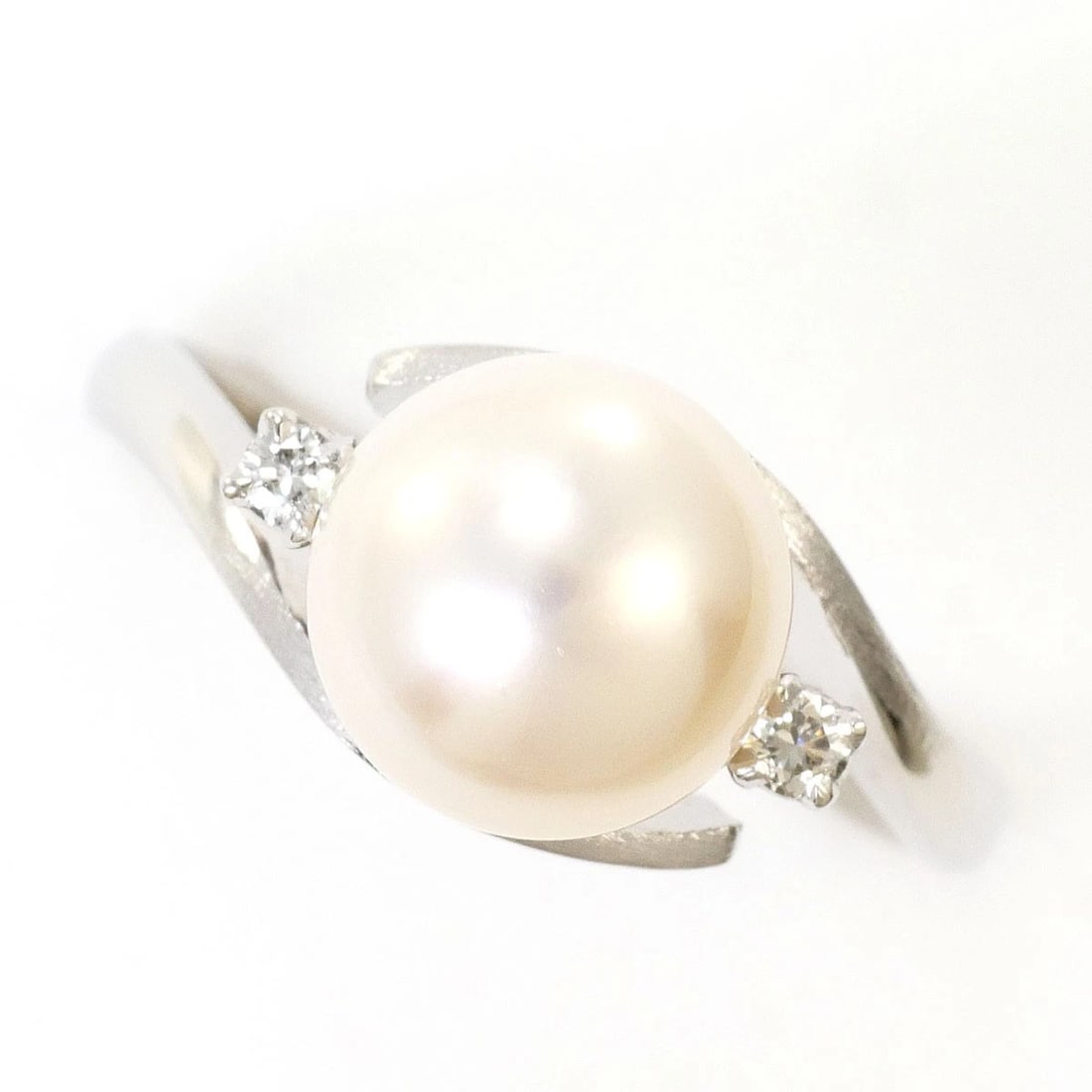 PM900 PLATINUM RING PEARL: Pm900 Platinum Ring Pearl Brand: No Brand Type/Style: Ring Material: Pm900 Platinum, Main Stone/Creation Cultured Pearl Color: Silver Size: US7 Accessories: None Accessories Notice: When p