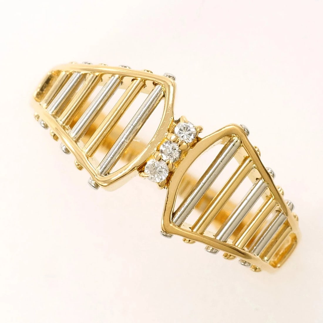 PT900 PLATINUM 18K YELLOW GOLD RING: PT900 Platinum 18K Yellow Gold Ring Brand: Unbranded Type/Style: Band Ring Material: Platinum 900 Yellow gold (18K), Main Stone/Creation Natural Color: Platinum, Yellow gold Size: US 6 Accessories: