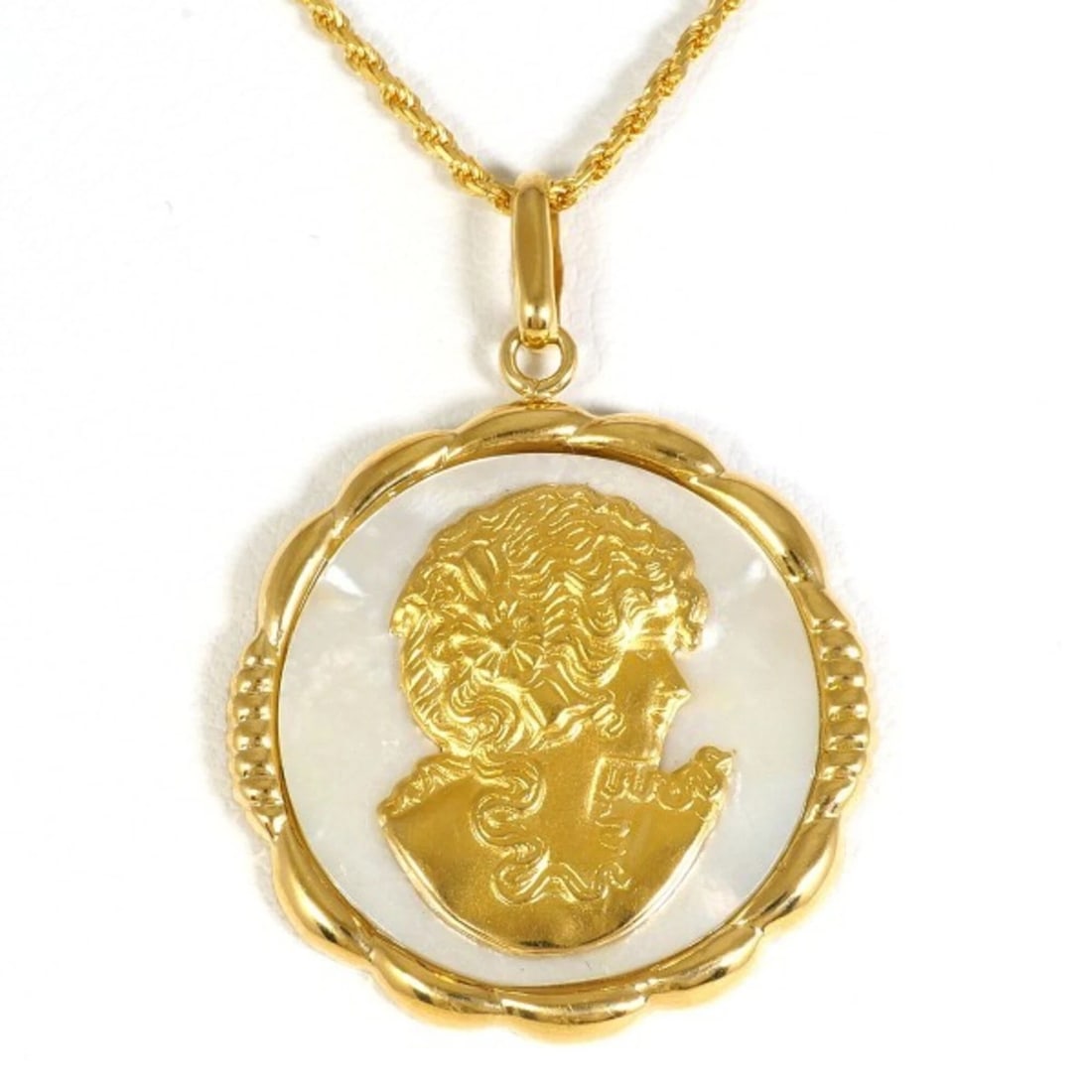 18K YELLOW GOLD NECKLACE: 18K Yellow Gold Necklace Brand: Unbranded Type/Style: Necklace Material: Yellow gold (18K), Main Stone/Creation Color: Yellow gold Size: Neck Circumference 41 cm / 16.14'' Pendant Size 32mm x 23mm / 1