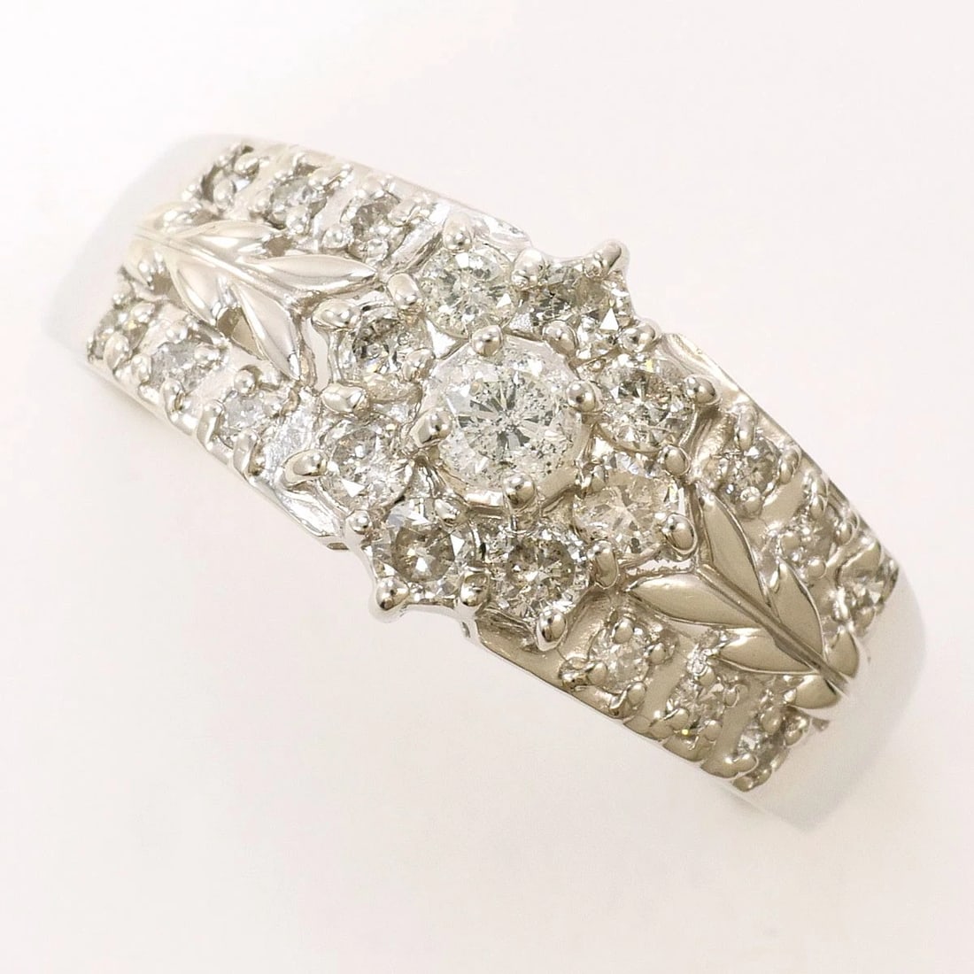 PT900 PLATINUM RING DIAMOND (1 of 5)