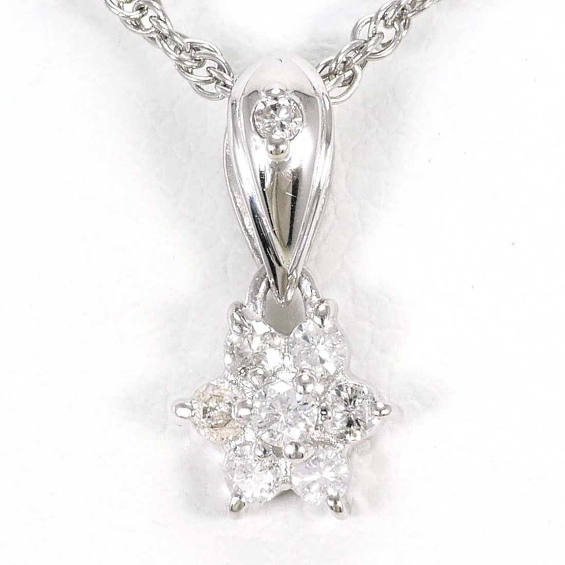 PT900 PLATINUM PT850/PLATINUM NECKLACE DIAMOND: PT900 Platinum PT850/Platinum Necklace Diamond Brand: No Brand Type/Style: Necklace Material: PT900 Platinum PT850/Platinum, Main Stone/Creation Diamond Color: Silver Size: Total length 40cm