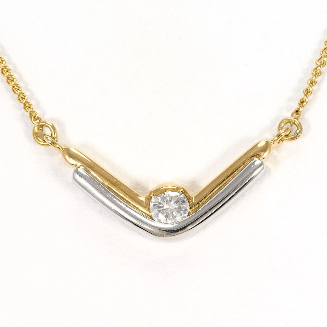PT900 PLATINUM K18 NECKLACE DIAMOND: PT900 Platinum K18 Necklace Diamond Brand: No Brand Type/Style: Necklace Material: PT900 Platinum K18, Main Stone/Creation Diamond Color: Silver Size: Total length42cm Accessories: None Accessories