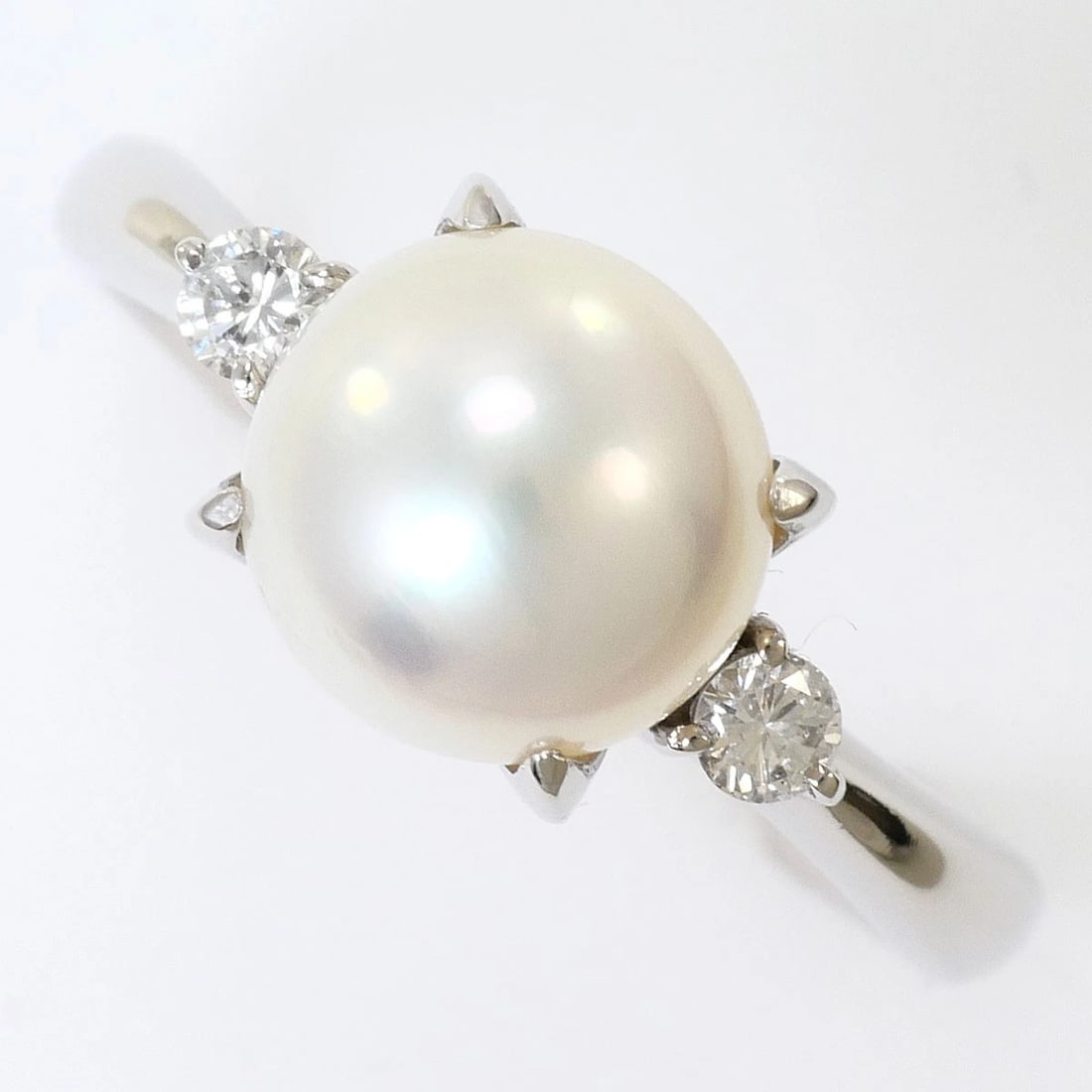 PT900 PLATINUM RING AKOYA PEARL: PT900 Platinum Ring Akoya Pearl Brand: No Brand Type/Style: Ring Material: PT900 Platinum, Main Stone/Creation Akoya Pearl Color: Silver Size: US 7 1/4 Accessories: None Accessories Notice