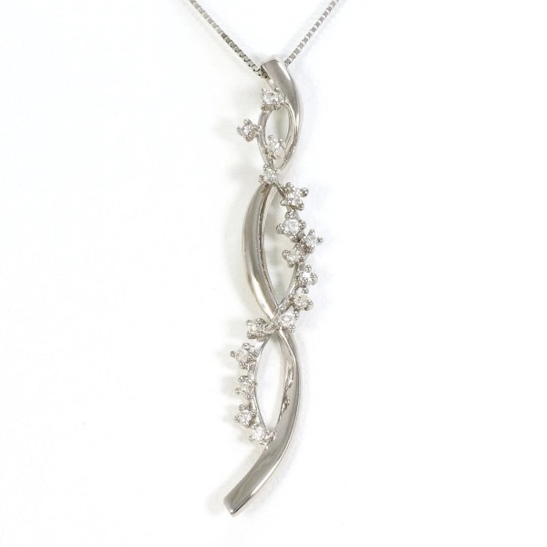 18K WHITE GOLD NECKLACE: 18K white gold necklace Brand: Unbranded Type/Style: Necklace Material: White gold (18K), Main Stone/Creation Natural Color: White gold Size: Neck Circumference 45 cm / 17.71'' Pendant Size 43mm x 8mm