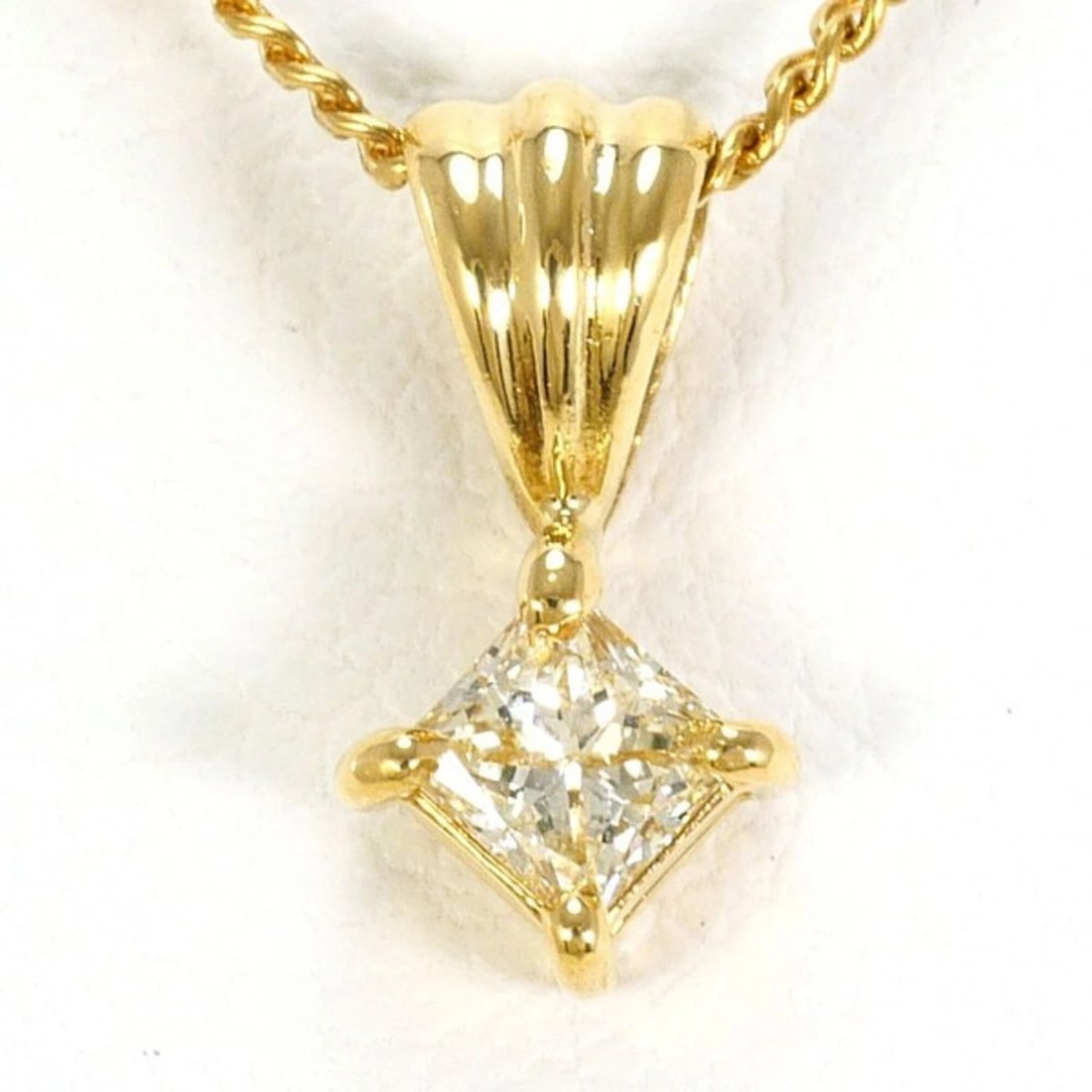 18K YELLOW GOLD NECKLACE DIAMOND: 18K Yellow Gold Necklace Diamond Brand: Unbranded Type/Style: Necklace Material: Yellow gold (18K) Color: Yellow gold Size: Neck Circumference 40 cm / 15.74'' Pendant Size 10mm x 5mm / 0.39'' x 0.19''