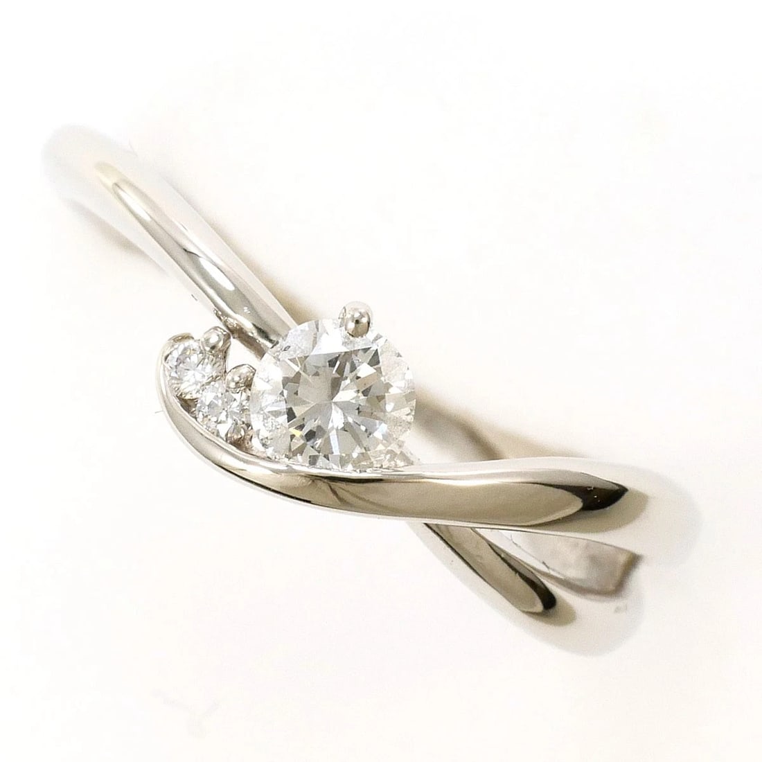 PT900 PLATINUM RING DIAMOND: PT900 Platinum Ring Diamond Brand: No Brand Type/Style: Ring Material: PT900 Platinum, Main Stone/Creation Diamond Color: Silver Size: US 6 Accessories: None Accessories Notice: When purchasing