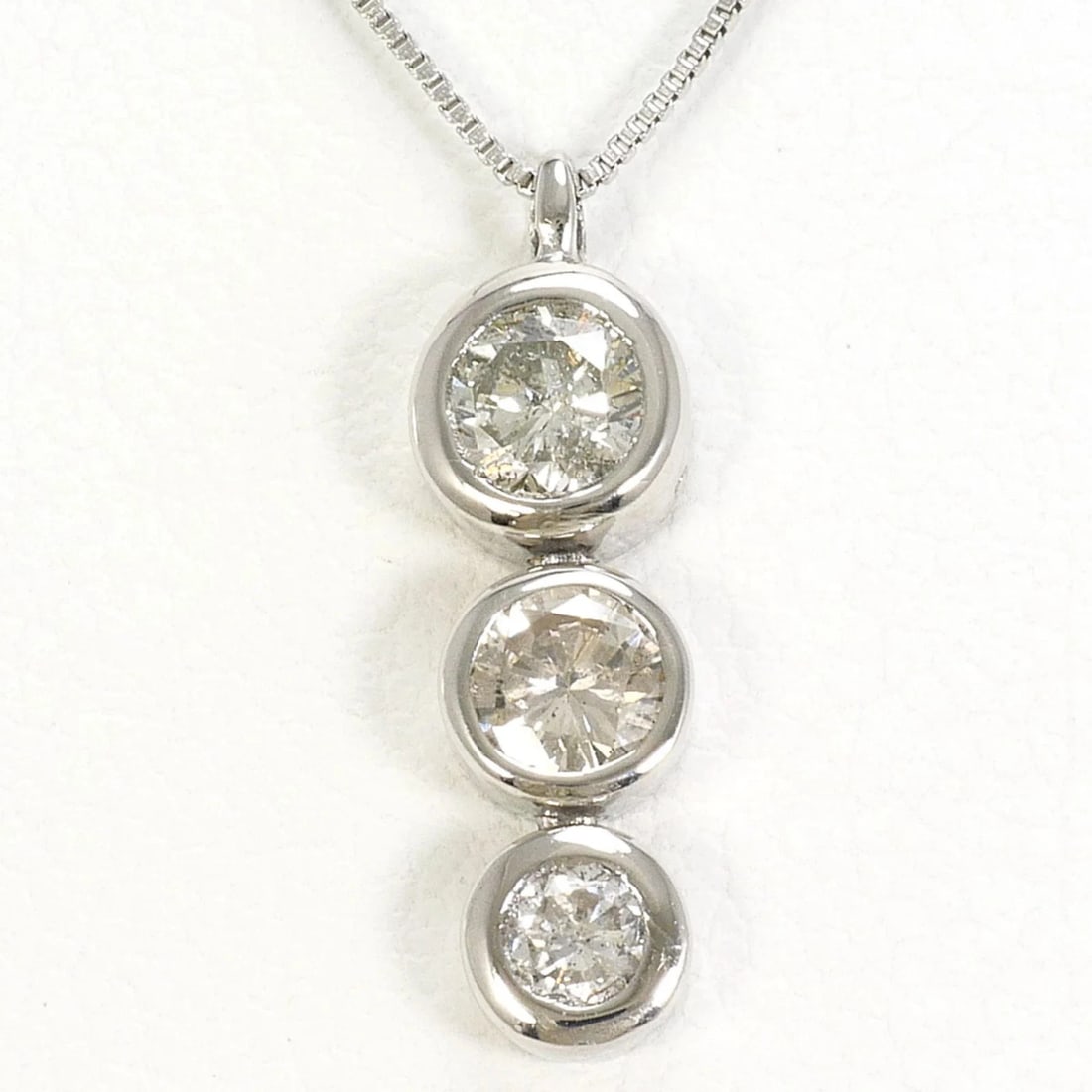 PT900 PLATINUM / PT850 NECKLACE DIAMOND: PT900 Platinum / PT850 Necklace Diamond Brand: Unbranded Type/Style: Necklace Material: Platinum 850 Platinum 900 Color: Platinum Size: Neck Circumference 40 cm / 15.74'' Pendant Size 15mm x 5mm /