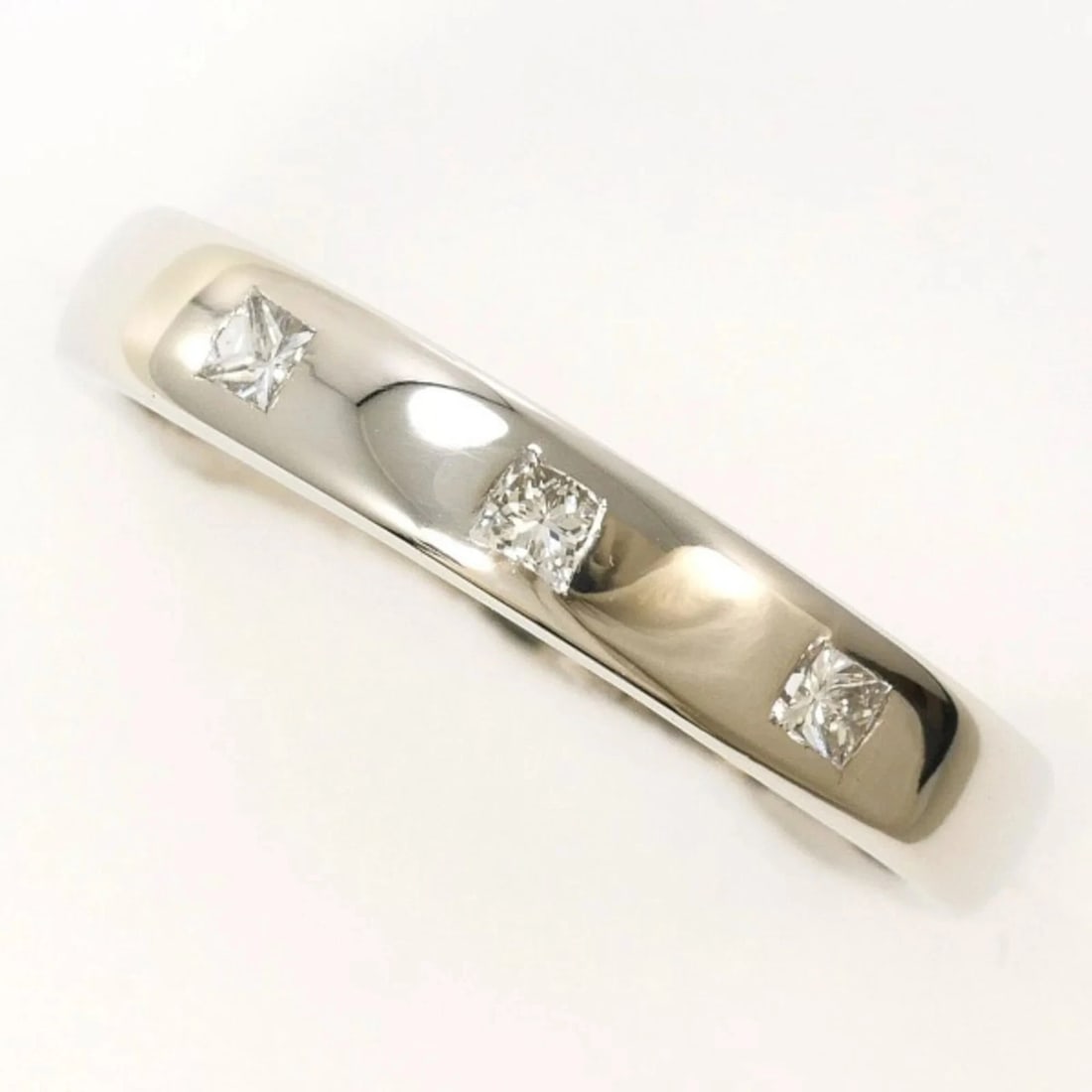 PT900 PLATINUM RING DIAMOND: PT900 Platinum Ring Diamond Brand: Unbranded Type/Style: Band Ring Material: Platinum 900 Color: Platinum Size: US 5 Accessories: None Accessories Notice: When purchasing pre-owned goods,