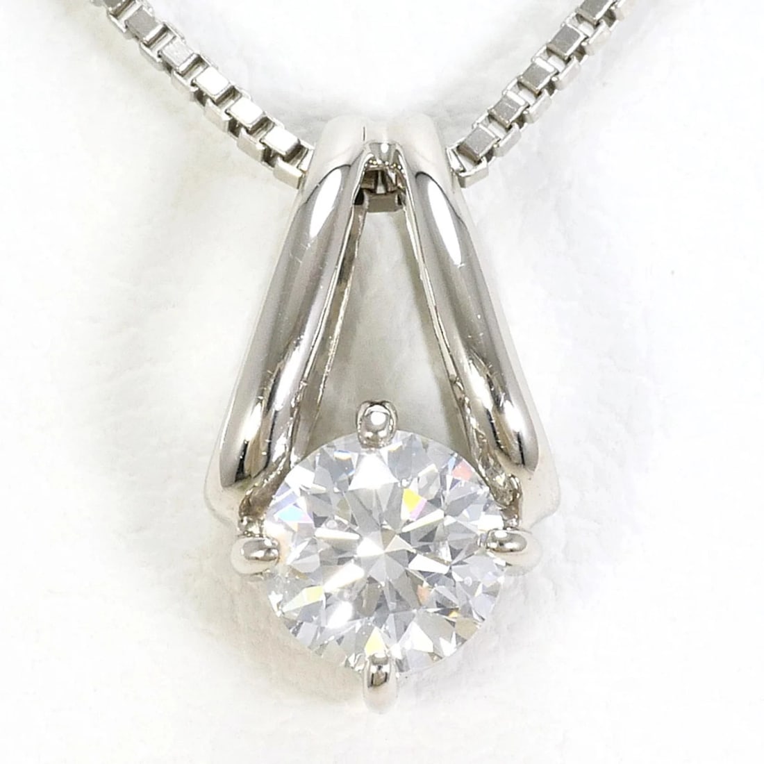 PT900 PLATINUM / PT850 NECKLACE DIAMOND: PT900 Platinum / PT850 Necklace Diamond Brand: Unbranded Type/Style: Necklace Material: Platinum 850 Platinum 900 Color: Platinum Size: Neck Circumference 40 cm / 15.74'' Pendant Size 10mm x 6mm /