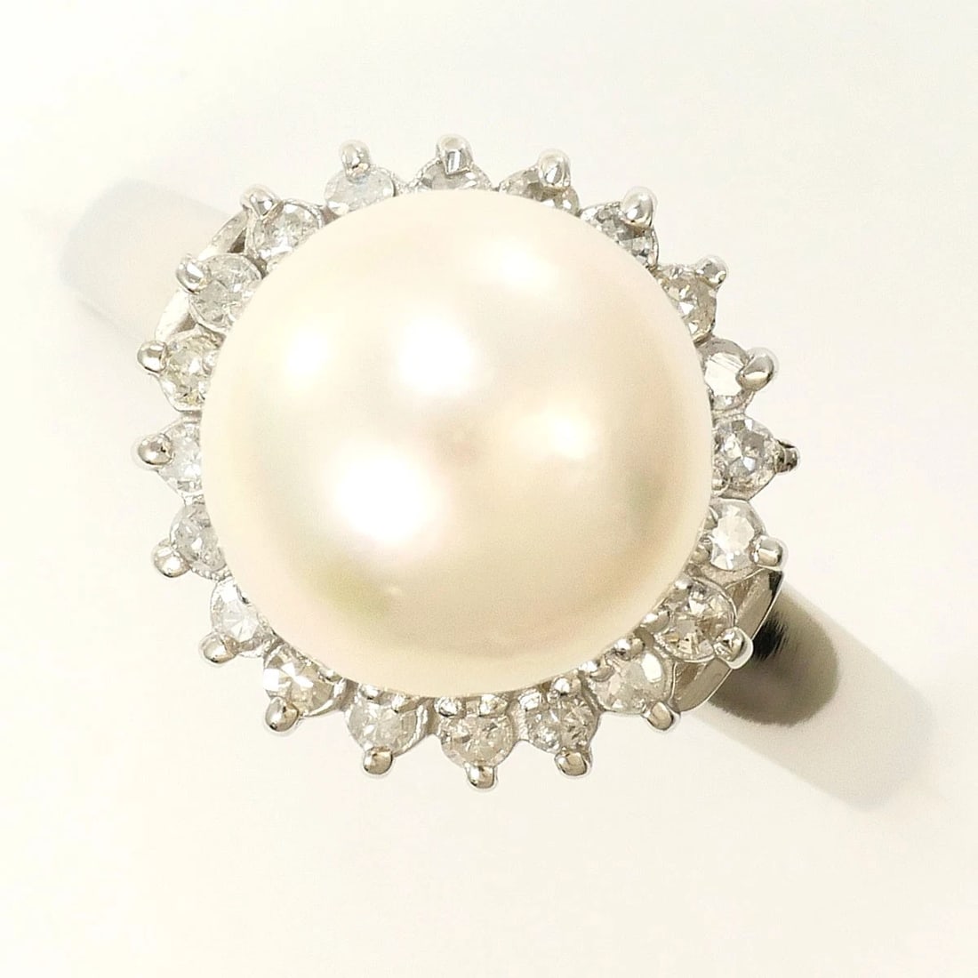 PT900 PLATINUM RING PEARL: PT900 Platinum Ring Pearl Brand: No Brand Type/Style: Ring Material: PT900 Platinum, Main Stone/Creation Cultured Pearl Color: Silver Size: US 7 7/8 Accessories: None Accessories Notice: W