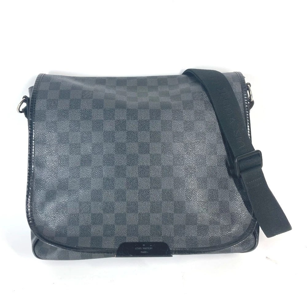 LOUIS VUITTON DAMIER GRAPHITE DISTRIX MM SHOULDER BAG: LOUIS VUITTON Damier Graphite Distrix MM Shoulder Bag Brand: LOUIS VUITTON Type/Style: Shoulder Bag Material: DamierGraphiteCanvas Color: Black Size: W13.2?H10.0?D2.8inch / W33.5cm H25.5cm D7cm Ac