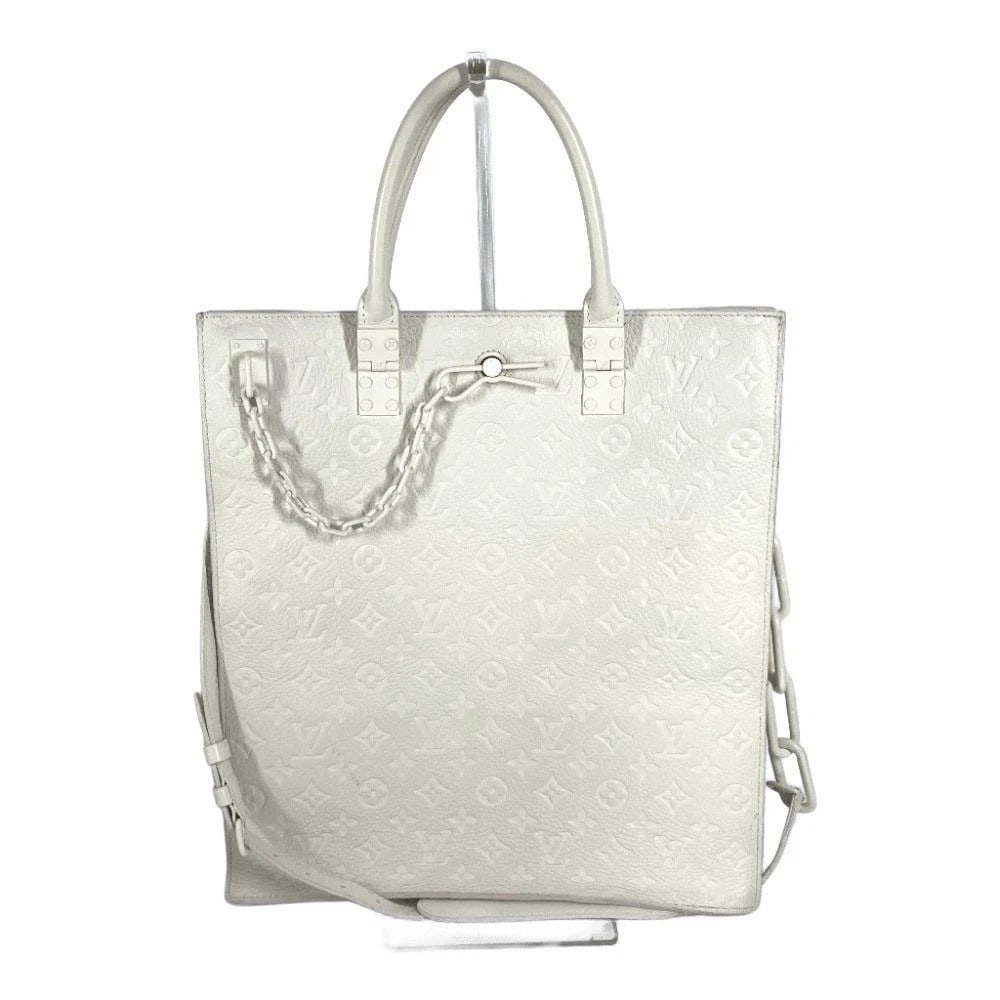 LOUIS VUITTON MONOGRAMTAURILLON CLECE SAC PLAT 2WAY HAND BAG: LOUIS VUITTON MonogramTaurillon Clece Sac Plat 2WAY Hand Bag Brand: Louis Vuitton Type/Style: Hand Bag Material: Taurillon CleceLeather Color: White Size: W14.0?H15.4?D3.9inch / W35.5cm H39cm D10cm