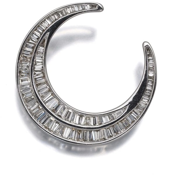 DIAMOND TAPERED-CUT BAGUETTE-CUT MOON PENDANT 18K WG: Diamond Tapered-cut Baguette-cut Moon Pendant 18K WG Brand: None Type/Style: Pendant Material: 18K WG Main Stone Natural Color: White Gold Size: Design size: 21.3 x 22.4mmBail inner diameter: 9.8 x 1.