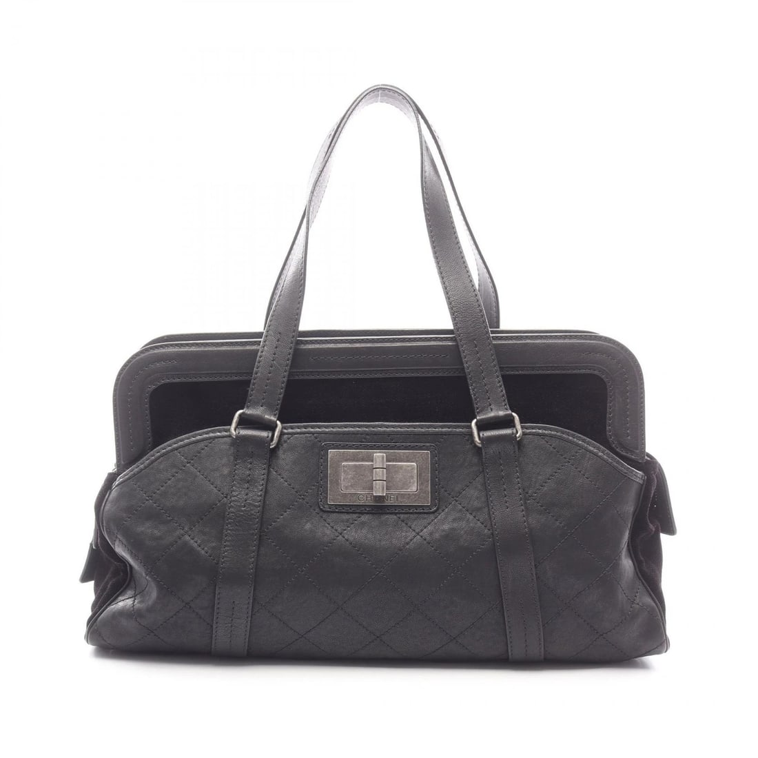 CHANEL MATELASSE HAND DUFFLE BAG LEATHER PILE BLACK: CHANEL Matelasse Hand Duffle bag leather pile Black Brand: CHANEL Type/Style: Boston bag Material: Exterior Material leather and pile Color: Exterior Color Black?ish colors Size: H:28cm x W:50cm x D:1