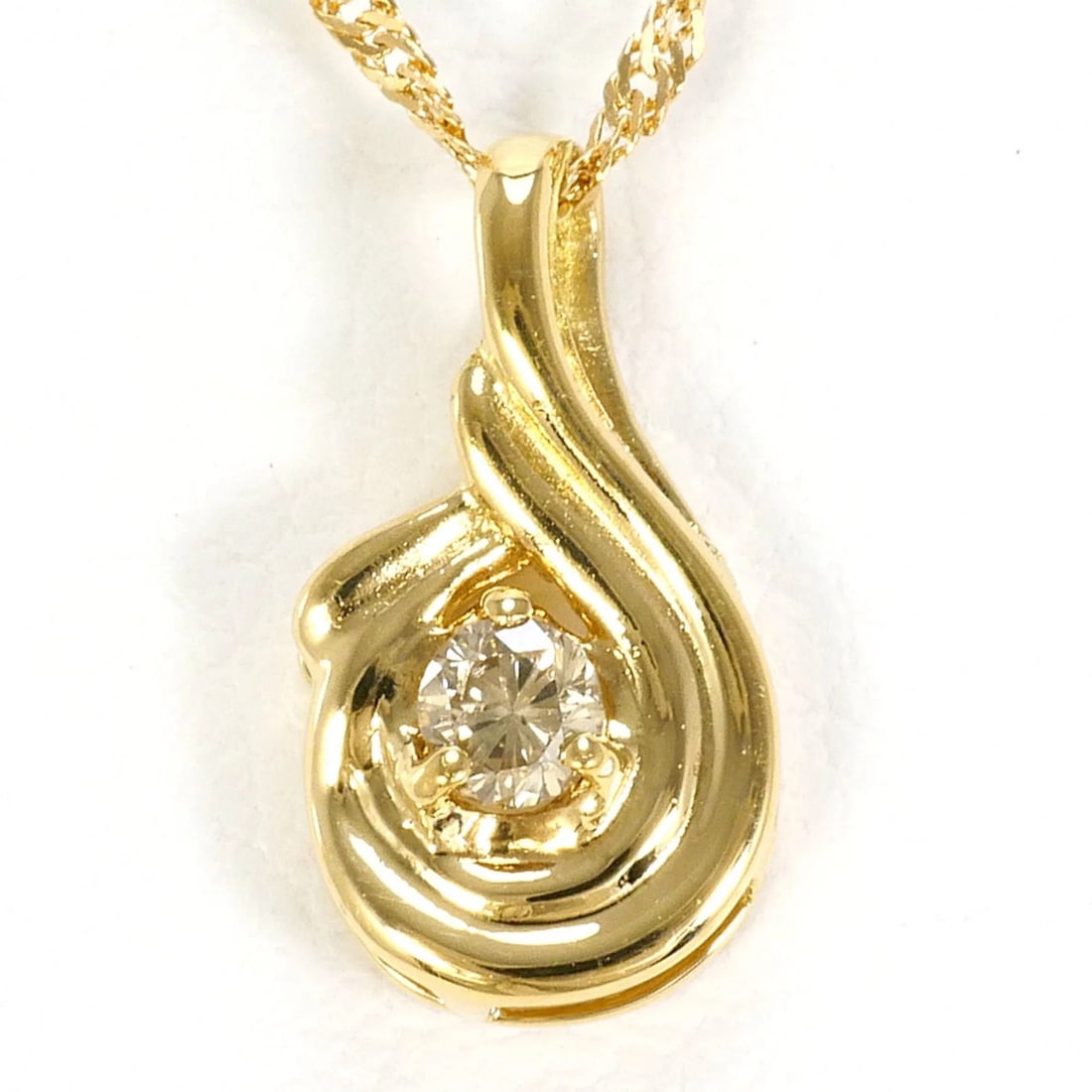 18K YELLOW GOLD NECKLACE: 18K Yellow Gold Necklace Brand: Unbranded Type/Style: Necklace Material: Yellow gold (18K) Color: Yellow gold Size: Neck Circumference 42 cm / 16.53'' Pendant Size 11mm x 6mm / 0.43'' x 0.23''