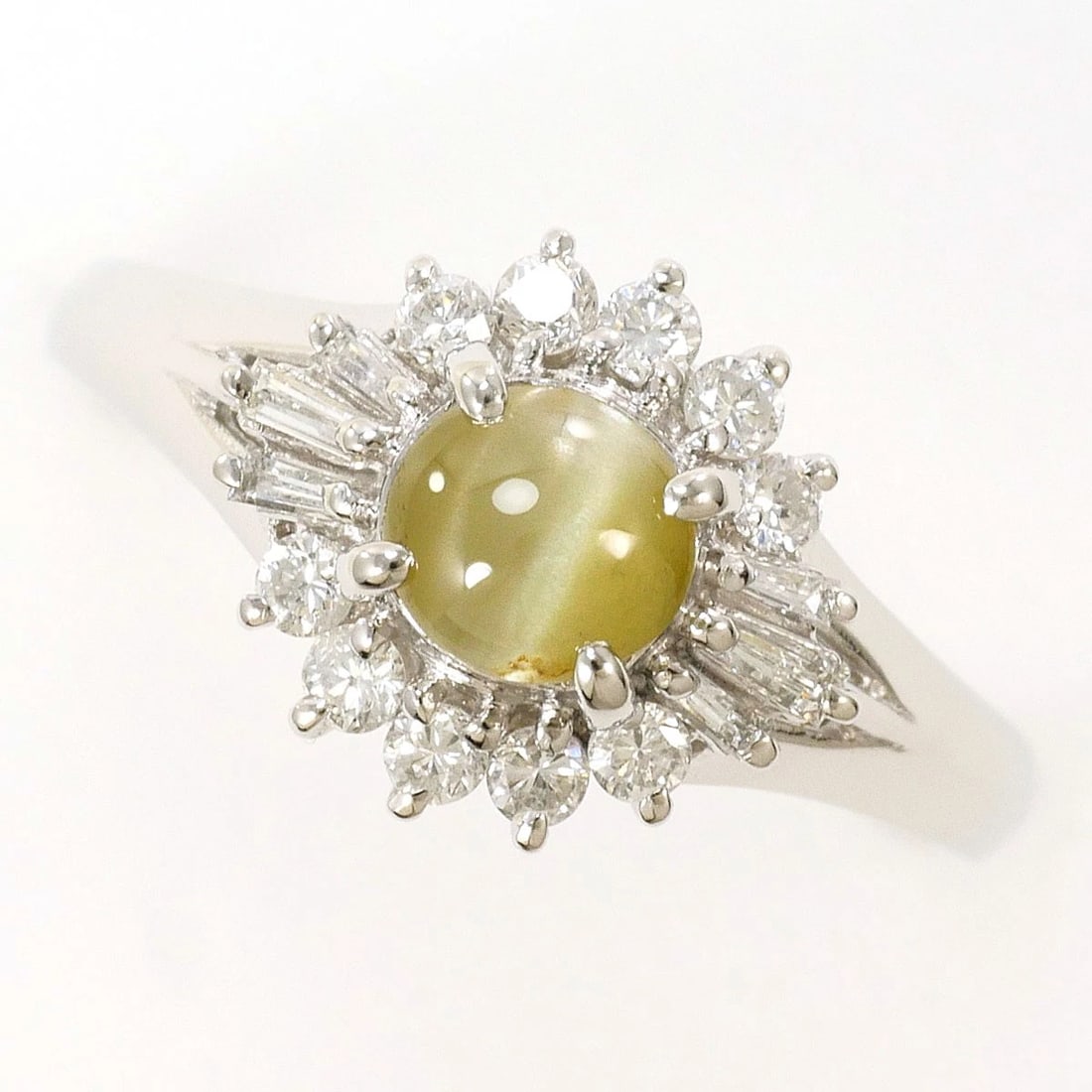 PT900 PLATINUM RING CHRYSOBELL CAT'S EYE: PT900 Platinum Ring Chrysobell Cat's Eye Brand: No Brand Type/Style: Ring Material: PT900 Platinum, Main Stone/Creation Chrysoberyl Cat?s Eye Color: Silver Size: US7 Accessories: None Acce
