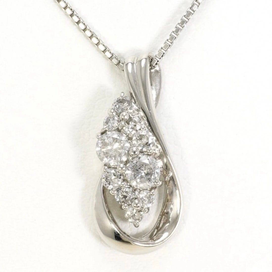 PT900 PLATINUM PT850 NECKLACE DIAMOND: PT900 Platinum PT850 Necklace Diamond Brand: Unbranded Type/Style: Necklace Material: Platinum 850 Platinum 900 Color: Platinum Size: Neck Circumference 40 cm / 15.74'' Pendant Size 19mm x 9mm /
