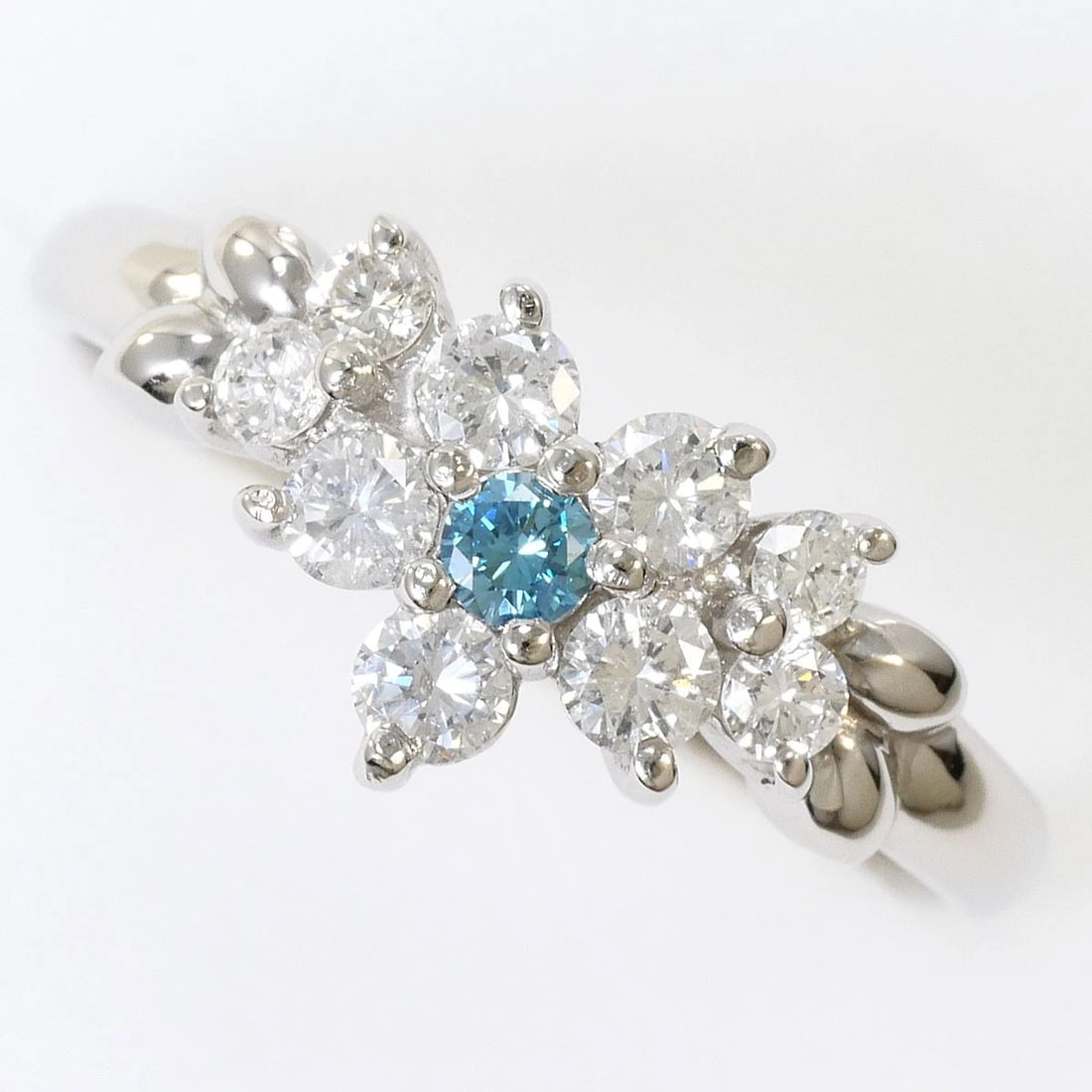 PT900 PLATINUM RING BLUE DIAMOND: PT900 Platinum Ring Blue diamond Brand: No Brand Type/Style: Ring Material: PT900 Platinum, Main Stone/Creation Blue diamond Color: Silver Size: US 7 1/2 Accessories: None Accessories Noti