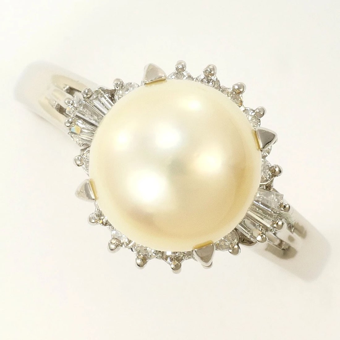 PT900 PLATINUM RING AKOYA PEARL: PT900 Platinum Ring Akoya Pearl Brand: No Brand Type/Style: Ring Material: PT900 Platinum, Main Stone/Creation Akoya Pearl Color: Silver Size: US 9 1/8 Accessories: None Accessories Notice