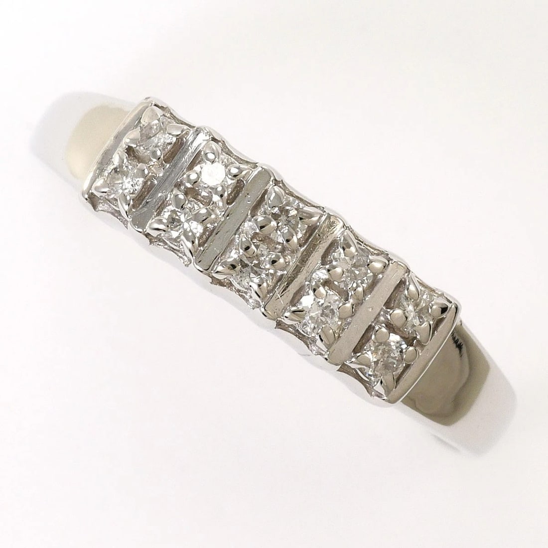 PT900 PLATINUM RING DIAMOND: PT900 Platinum Ring Diamond Brand: No Brand Type/Style: Ring Material: PT900 Platinum, Main Stone/Creation Diamond Color: Silver Size: US 9 1/2 Accessories: None Accessories Notice: When p